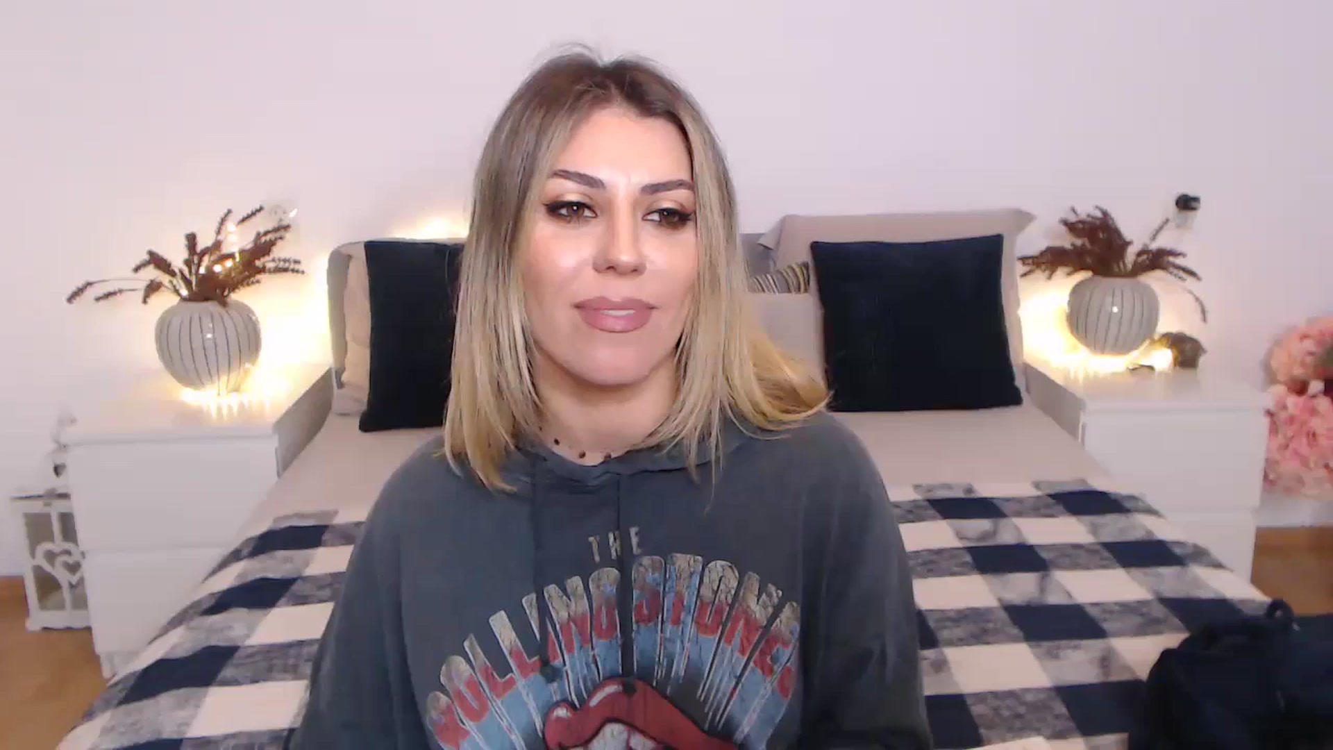Gallery image thumbnail from BlueStocking's myfreecams stream on, 11/28/2023, 19:01 image 7 of 20