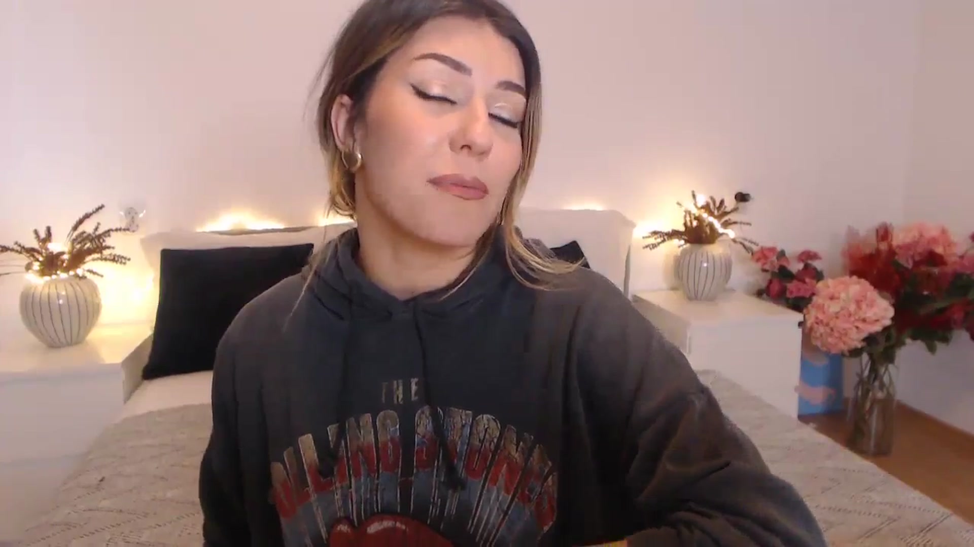 Gallery image thumbnail from BlueStocking's myfreecams stream on, 02/12/2024, 14:00 image 5 of 20