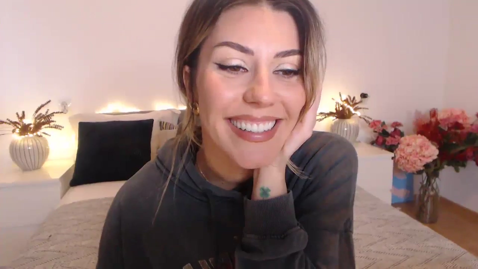 Gallery image thumbnail from BlueStocking's myfreecams stream on, 02/12/2024, 14:00 image 12 of 20