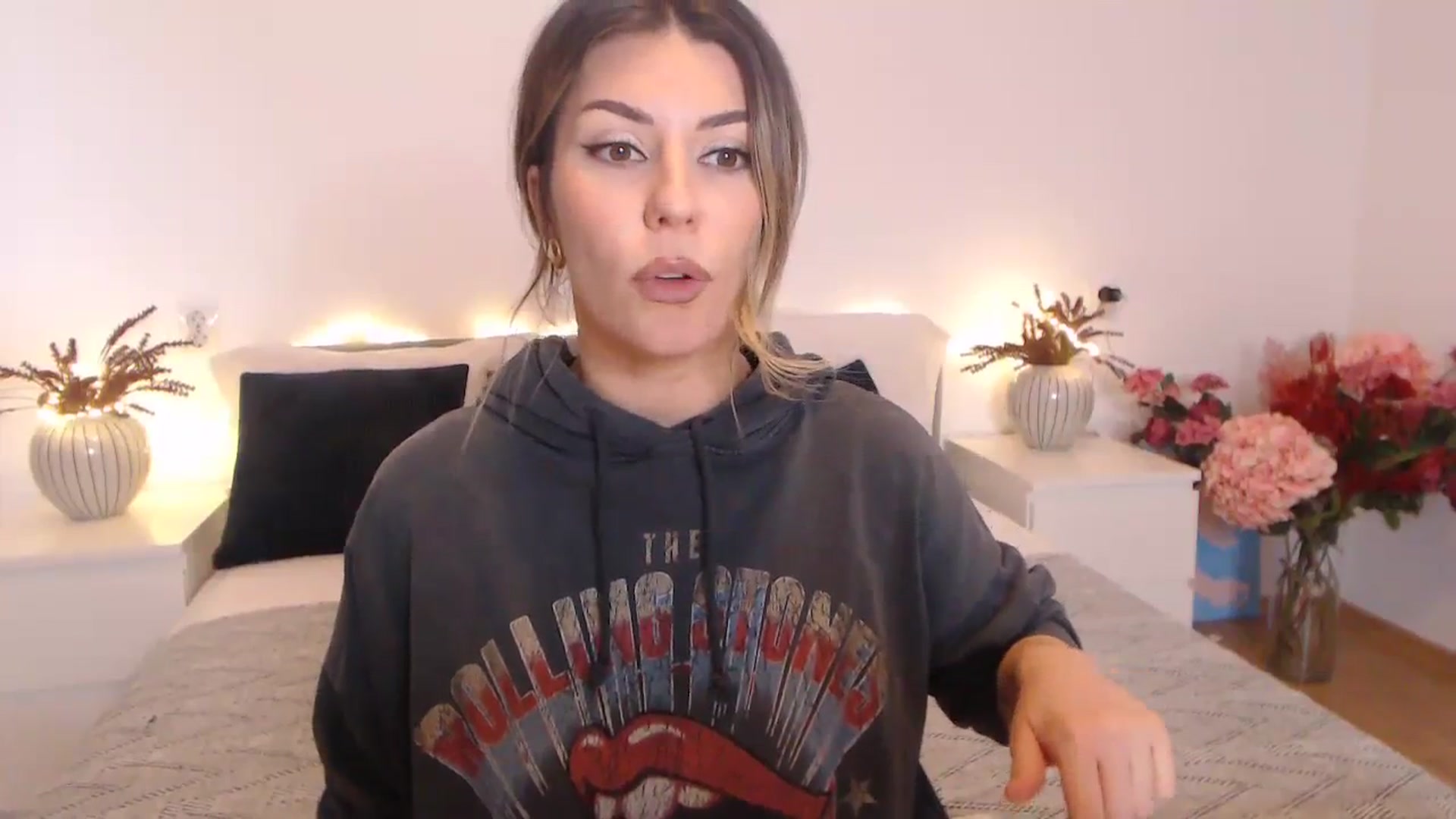 Gallery image thumbnail from BlueStocking's myfreecams stream on, 02/12/2024, 14:00 image 4 of 20