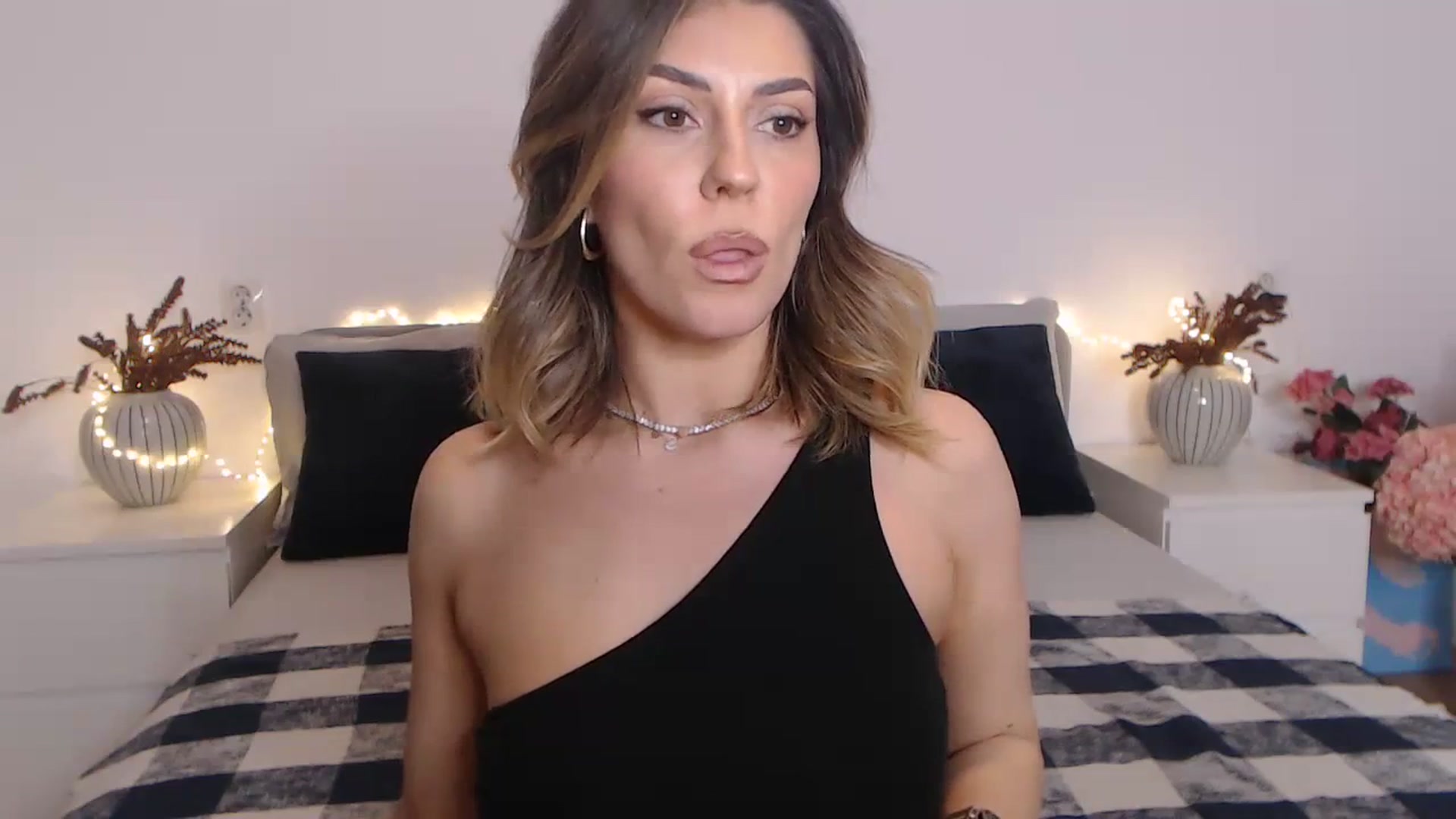 Gallery image thumbnail from BlueStocking's myfreecams stream on, 02/16/2024, 16:17 image 9 of 20
