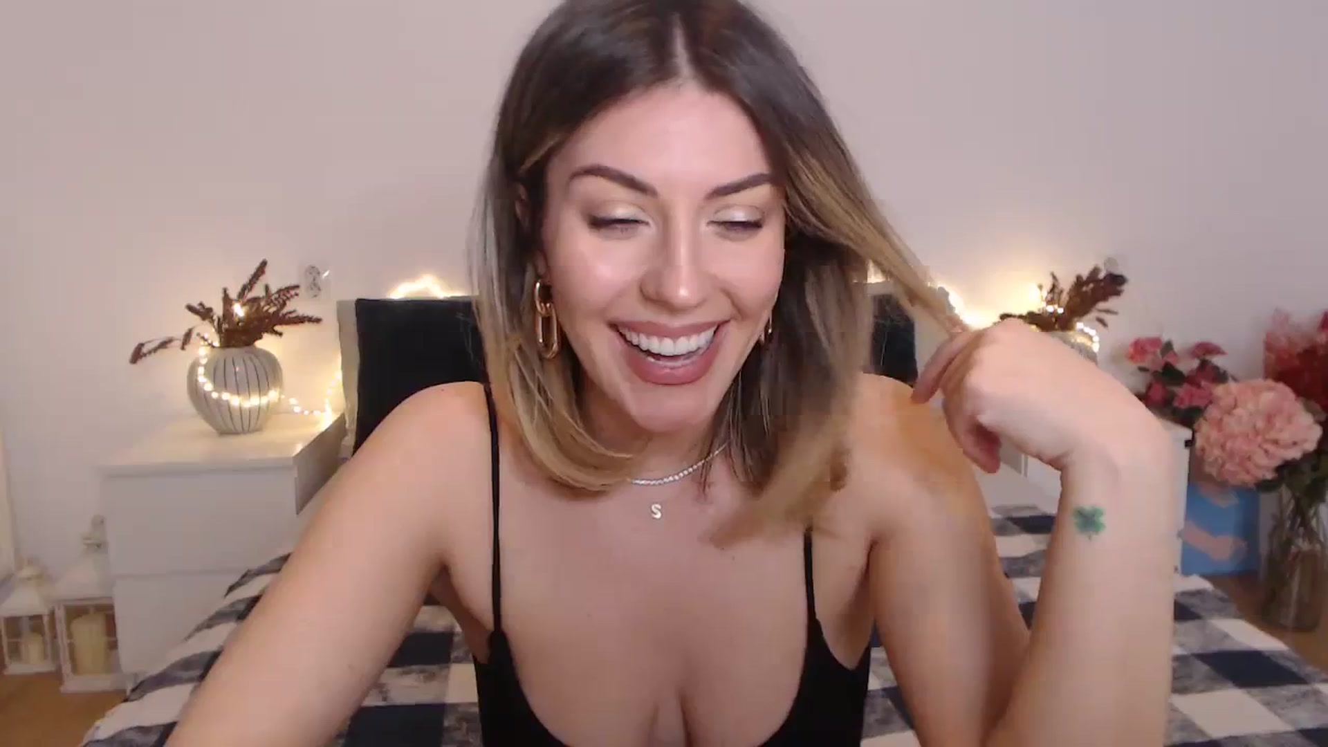 Gallery image thumbnail from BlueStocking's myfreecams stream on, 02/19/2024, 19:53 image 2 of 20