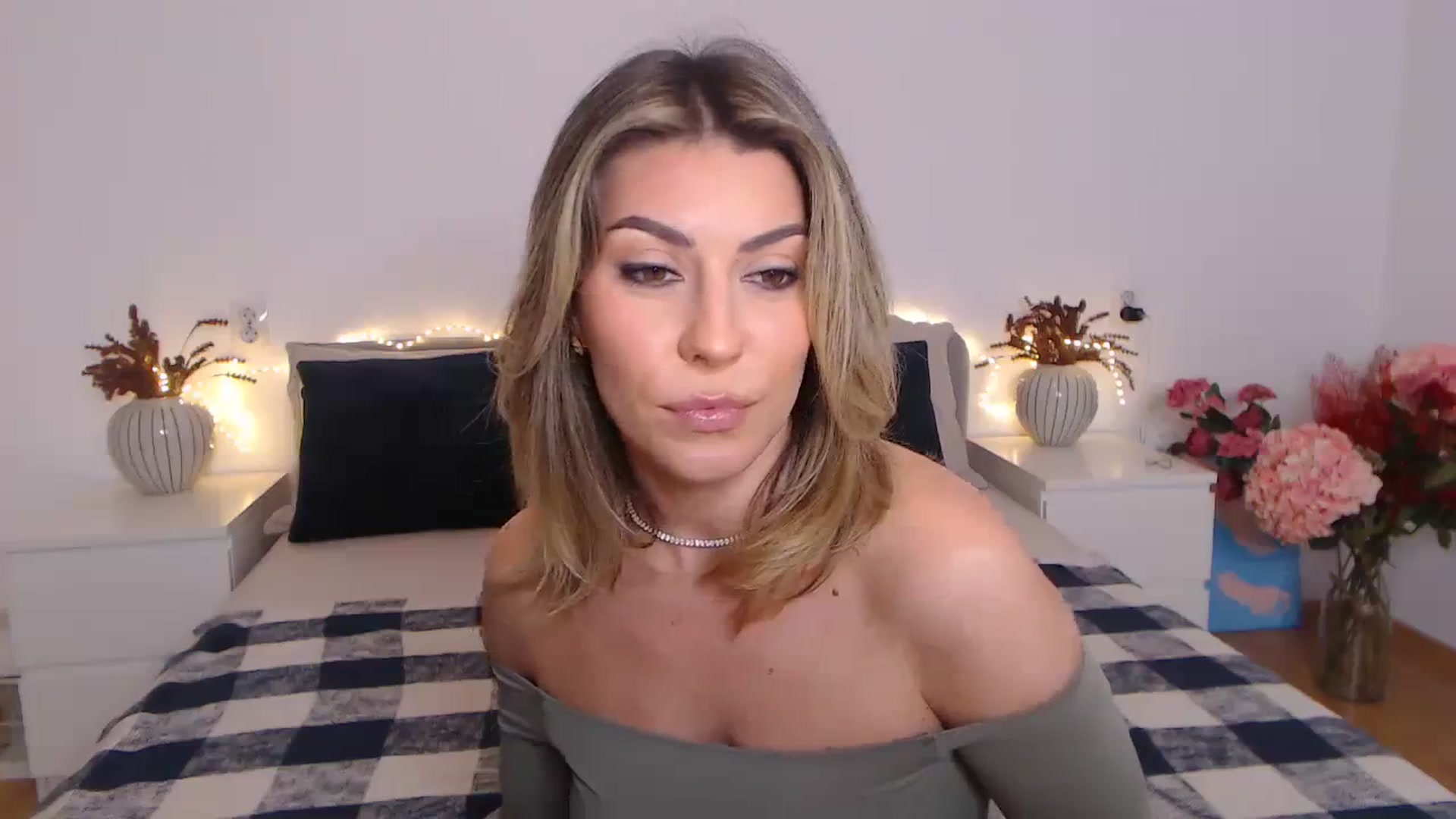 Gallery image thumbnail from BlueStocking's myfreecams stream on, 03/22/2024, 17:08 image 8 of 20