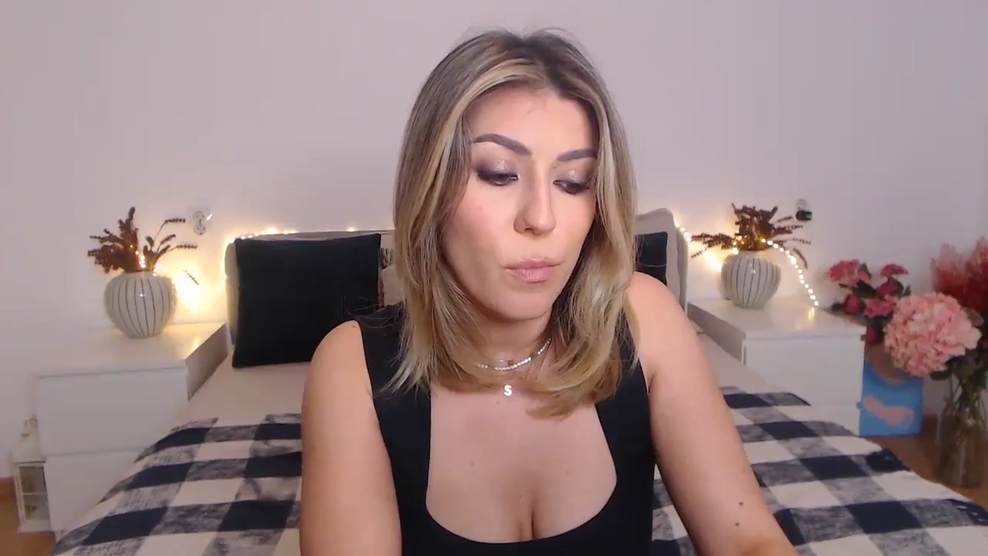 Gallery image thumbnail from BlueStocking's myfreecams stream on, 03/24/2024, 17:08 image 8 of 20