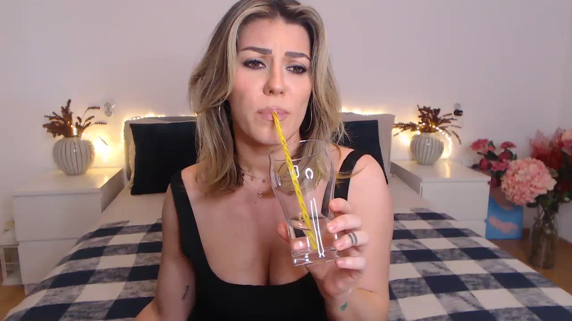 Gallery image thumbnail from BlueStocking's myfreecams stream on, 03/25/2024, 16:18 image 11 of 20