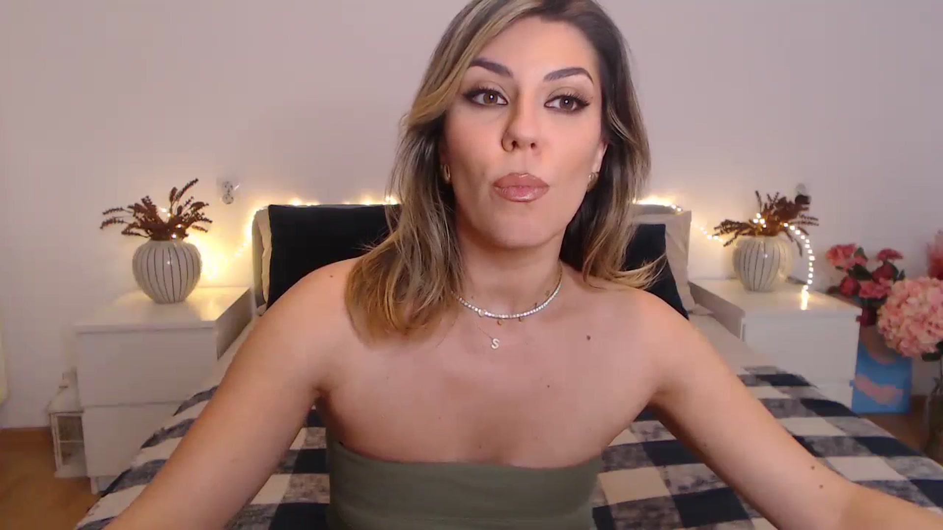 Gallery image thumbnail from BlueStocking's myfreecams stream on, 03/26/2024, 17:02 image 10 of 20