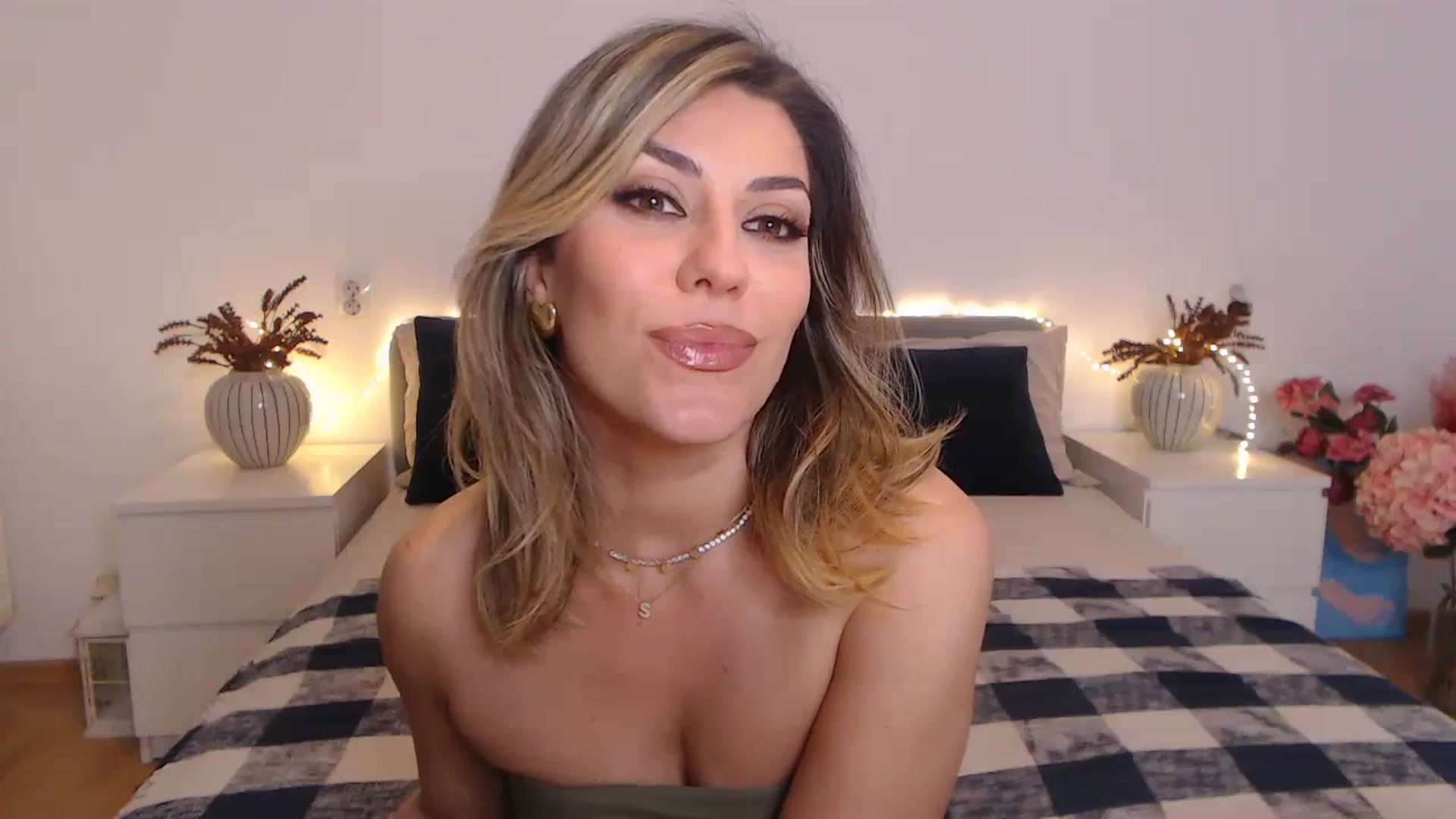 Gallery image thumbnail from BlueStocking's myfreecams stream on, 03/26/2024, 17:02 image 9 of 20