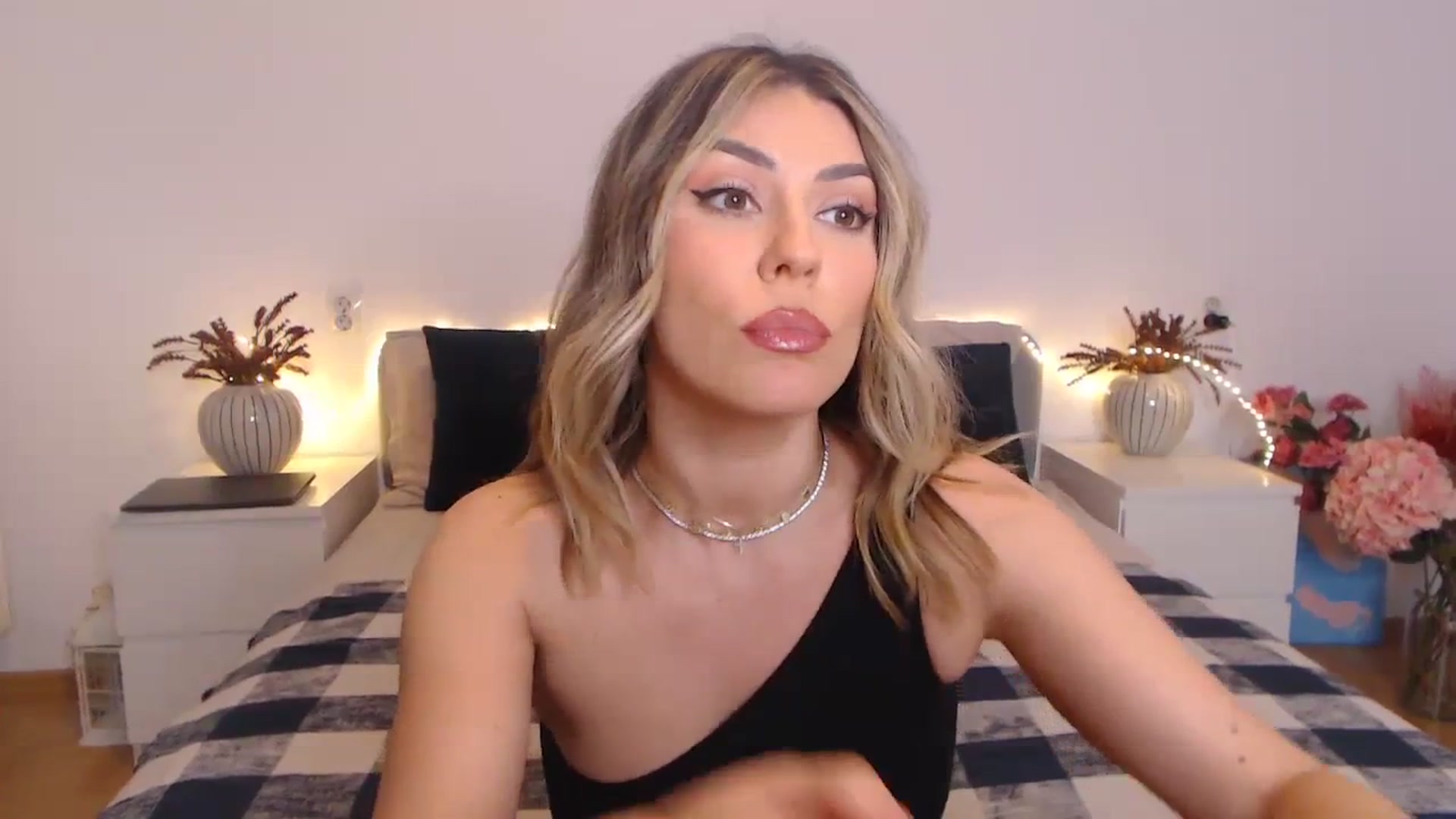 Gallery image thumbnail from BlueStocking's myfreecams stream on, 03/29/2024, 16:30 image 3 of 20