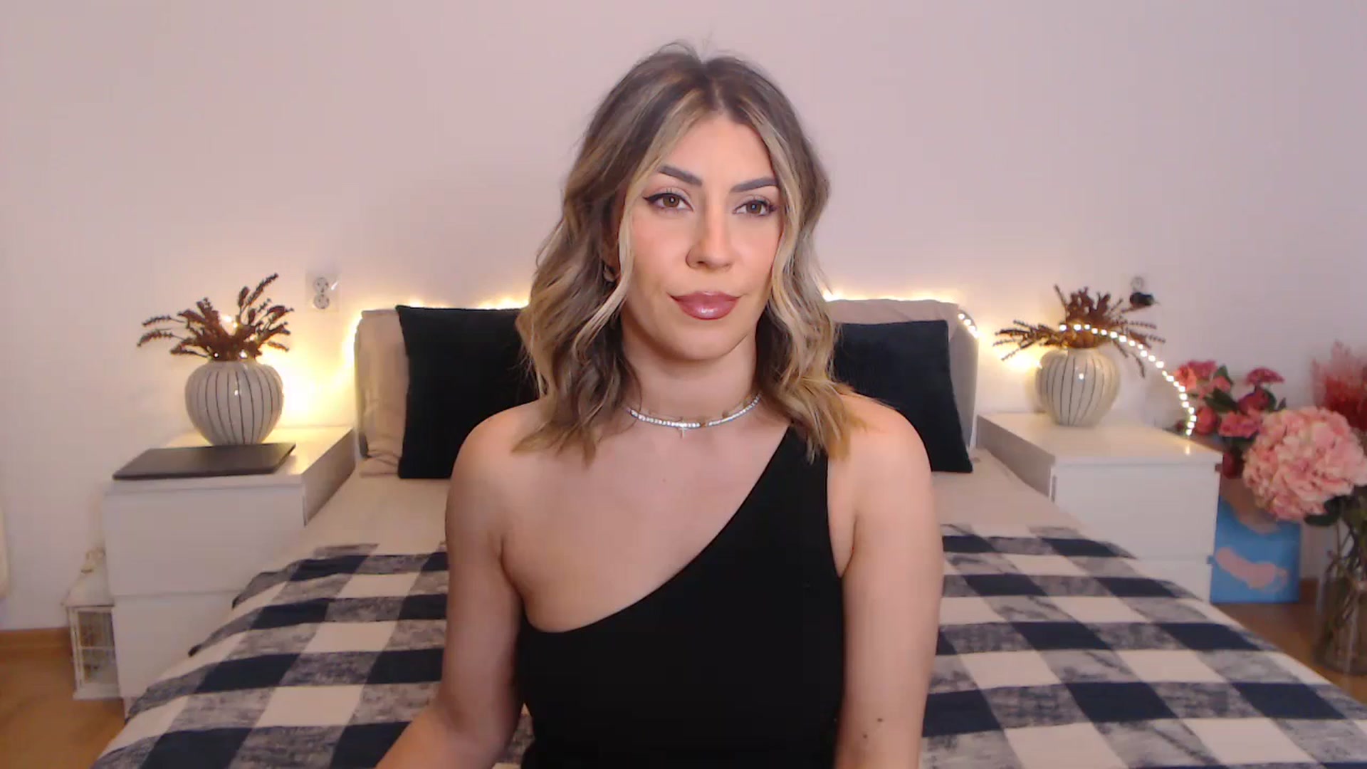 Gallery image thumbnail from BlueStocking's myfreecams stream on, 03/29/2024, 16:30 image 13 of 20
