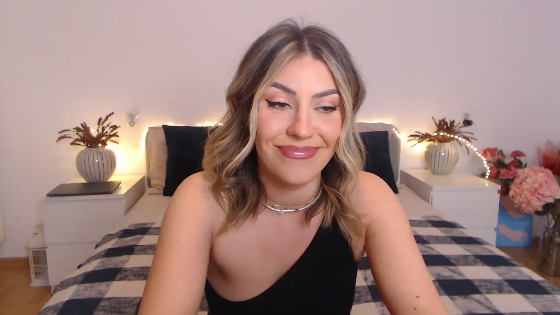Gallery image thumbnail from BlueStocking's myfreecams stream on, 03/29/2024, 16:30 image 10 of 20