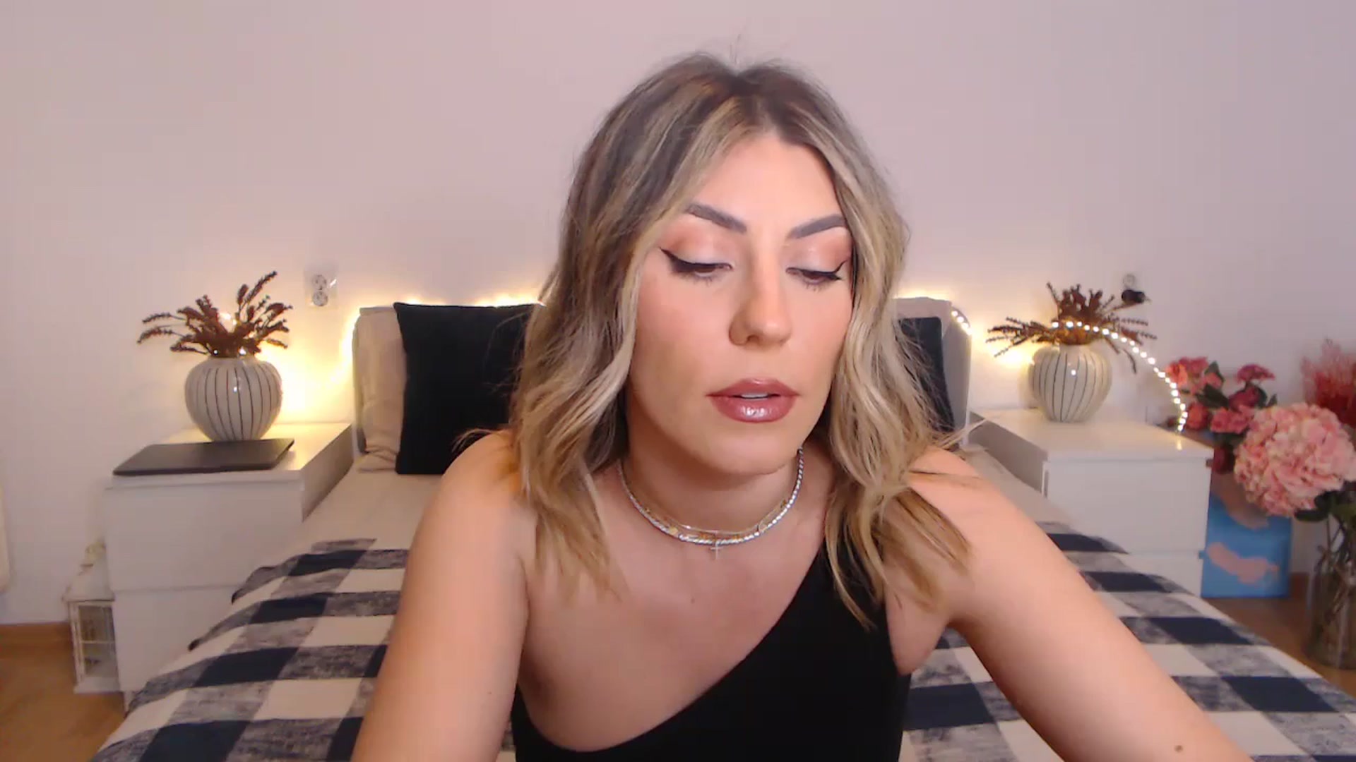 Gallery image thumbnail from BlueStocking's myfreecams stream on, 03/29/2024, 16:30 image 2 of 20
