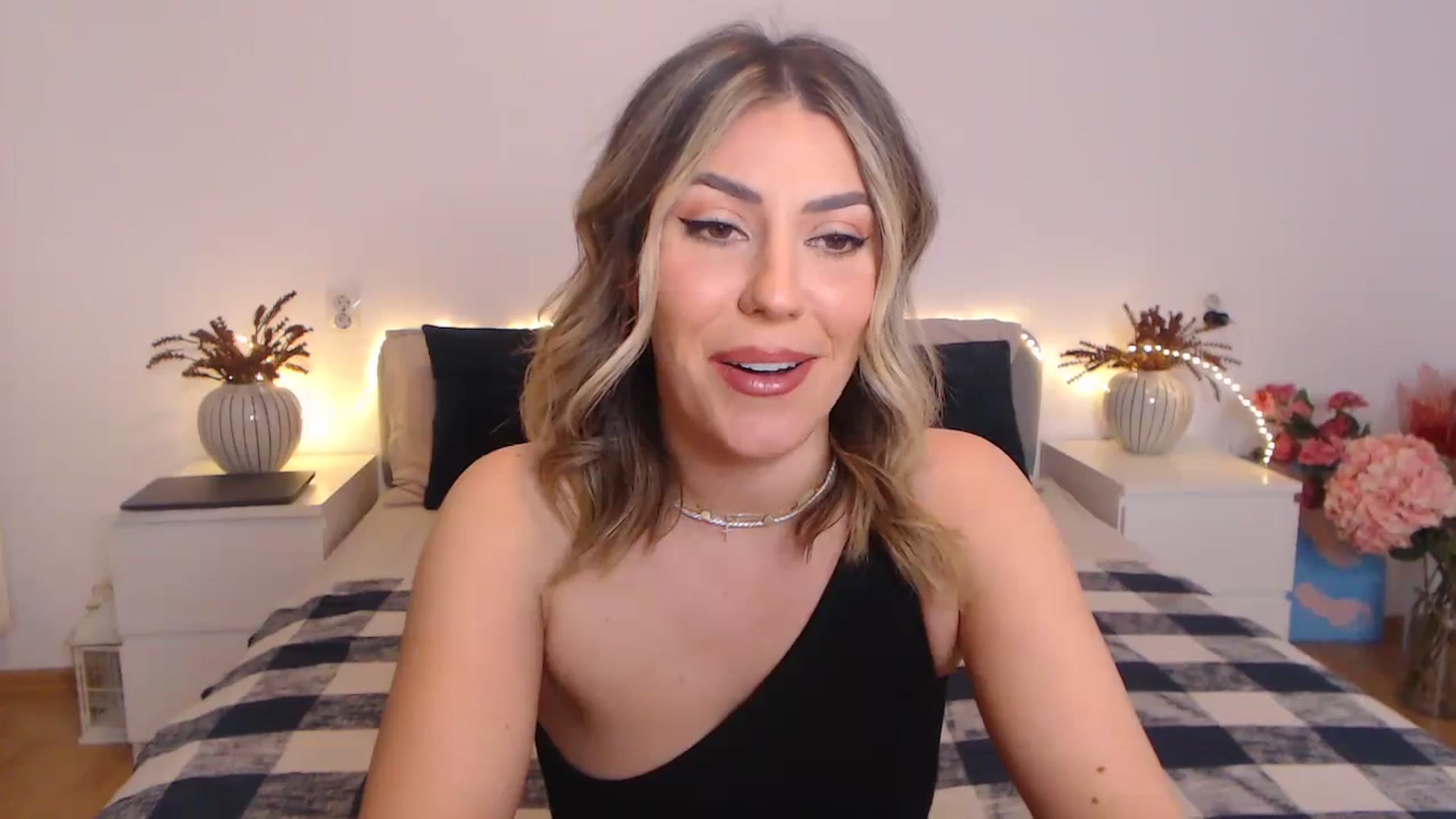 Gallery image thumbnail from BlueStocking's myfreecams stream on, 03/29/2024, 16:30 image 9 of 20