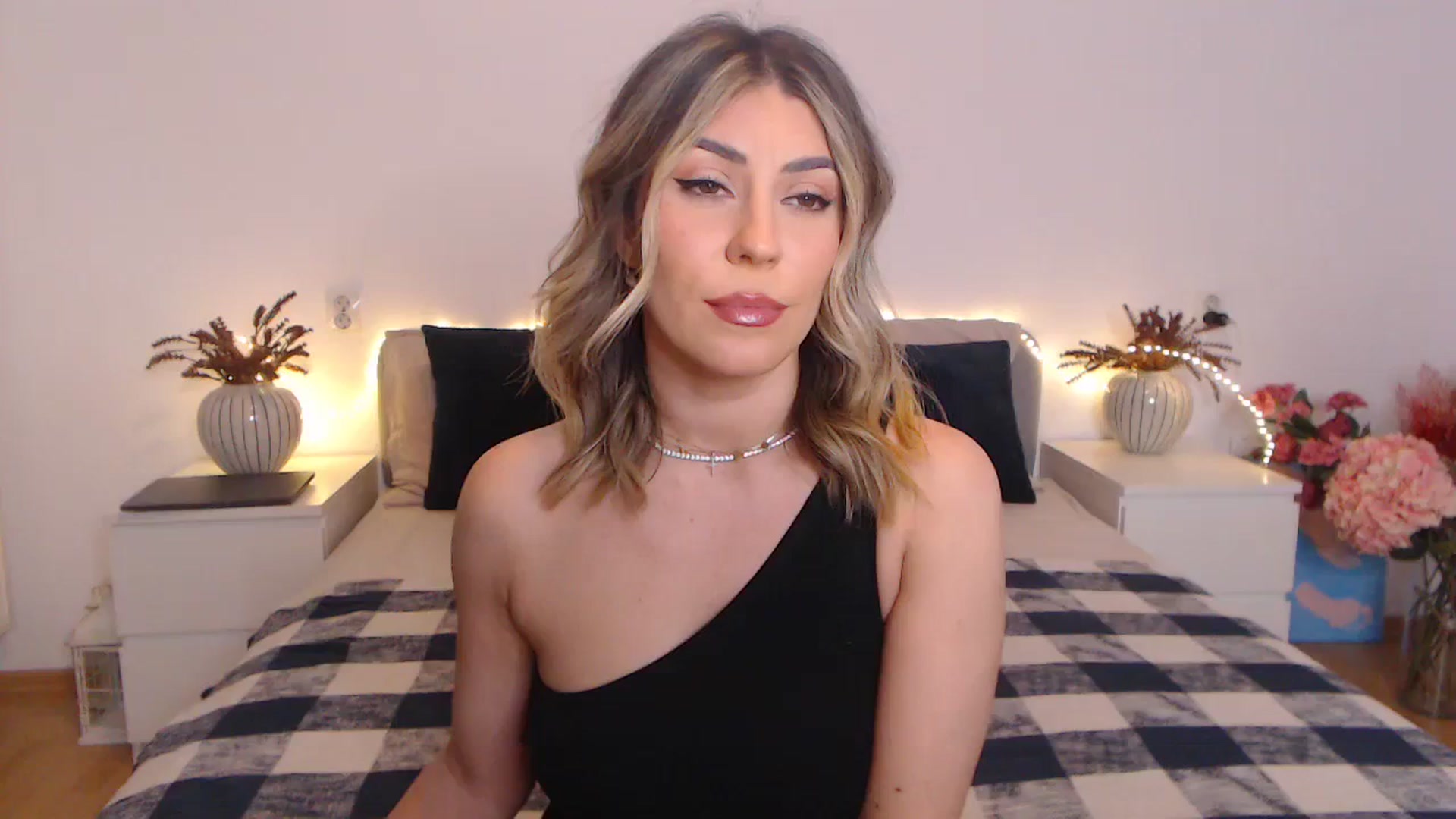Gallery image thumbnail from BlueStocking's myfreecams stream on, 03/29/2024, 16:30 image 12 of 20