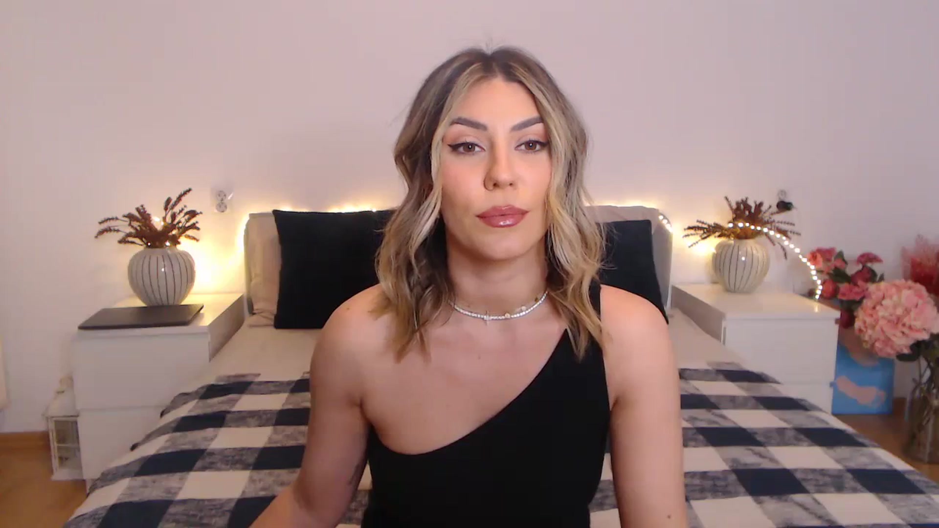 Gallery image thumbnail from BlueStocking's myfreecams stream on, 03/29/2024, 16:30 image 5 of 20