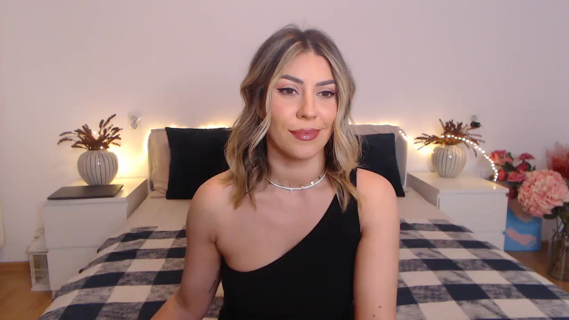Gallery image thumbnail from BlueStocking's myfreecams stream on, 03/29/2024, 16:30 image 6 of 20