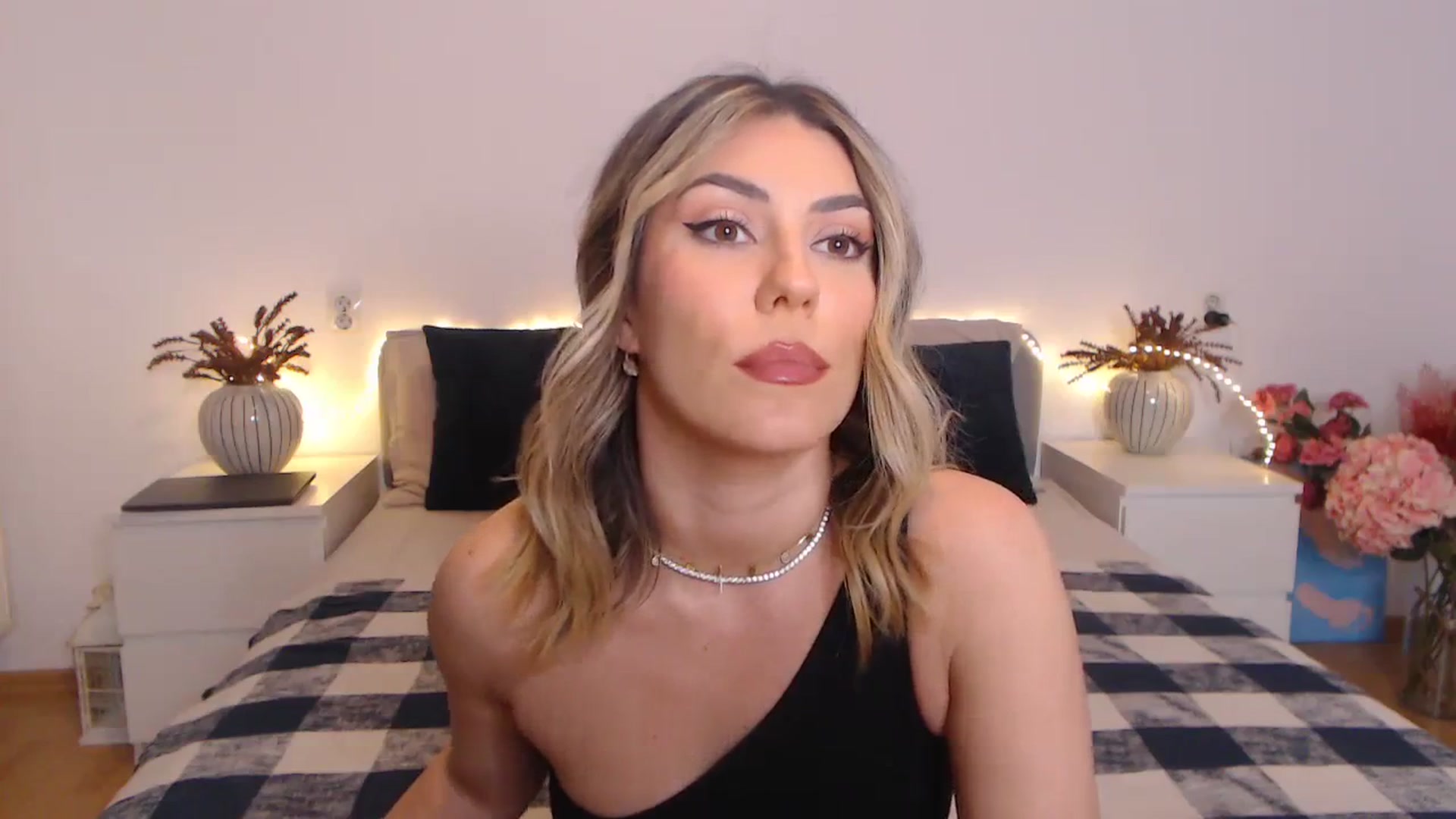 Gallery image thumbnail from BlueStocking's myfreecams stream on, 03/29/2024, 16:30 image 4 of 20