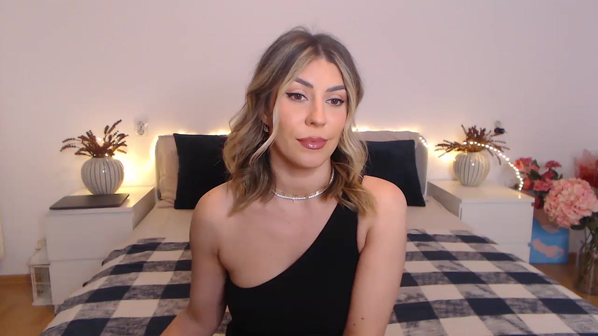 Gallery image thumbnail from BlueStocking's myfreecams stream on, 03/29/2024, 16:30 image 11 of 20