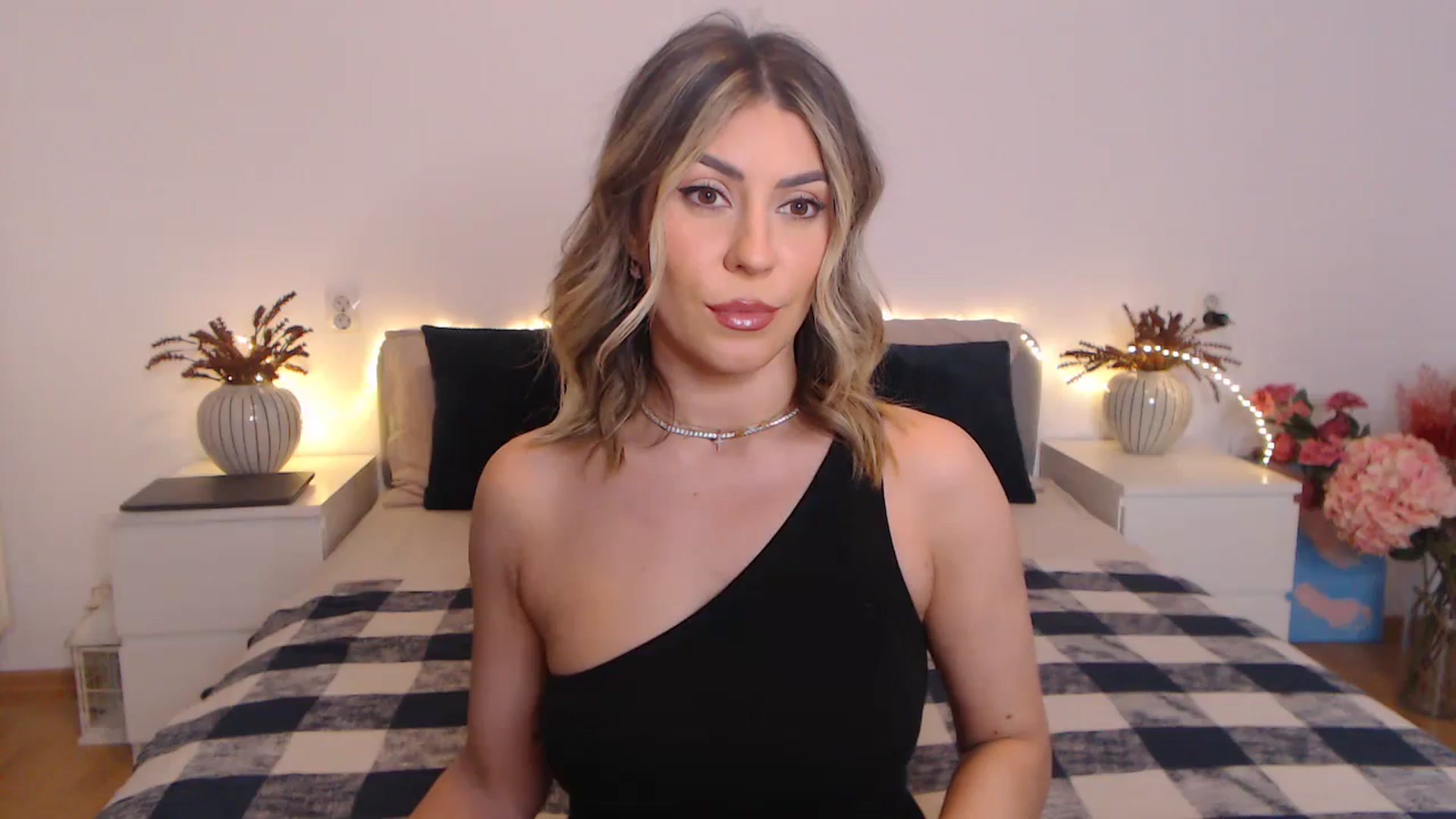 Gallery image thumbnail from BlueStocking's myfreecams stream on, 03/29/2024, 16:30 image 15 of 20