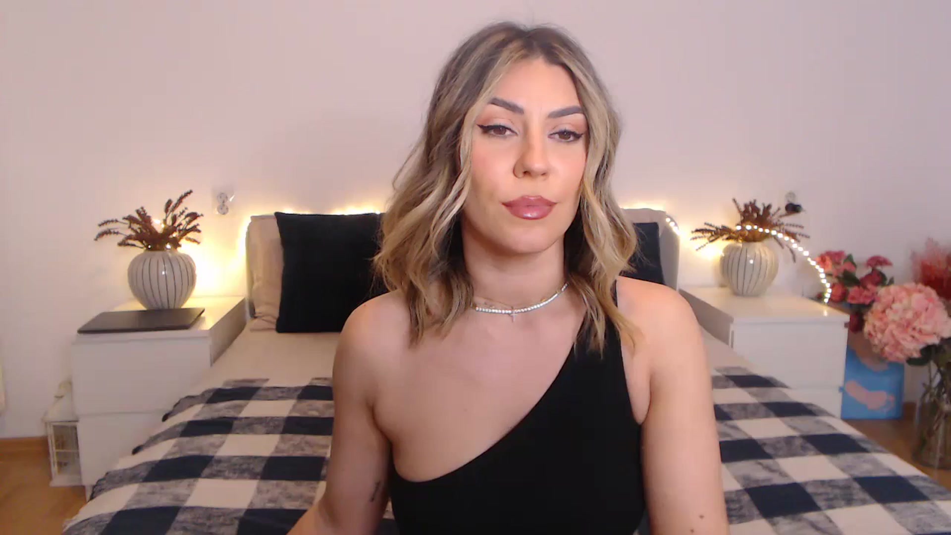 Gallery image thumbnail from BlueStocking's myfreecams stream on, 03/29/2024, 17:06 image 17 of 20