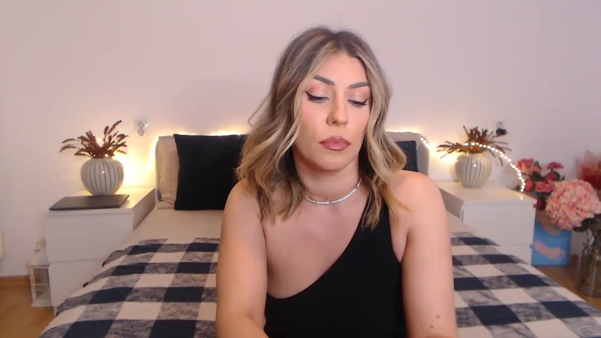 Gallery image thumbnail from BlueStocking's myfreecams stream on, 03/29/2024, 17:06 image 15 of 20
