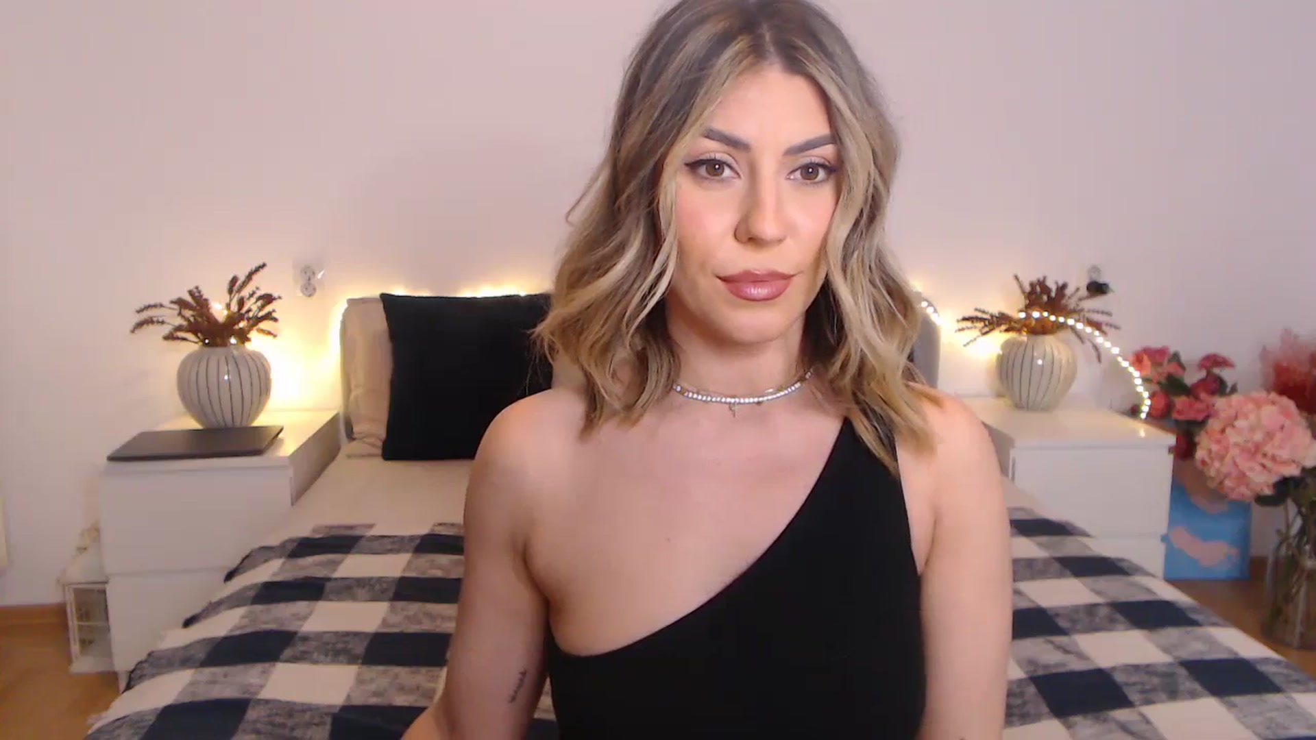 Gallery image thumbnail from BlueStocking's myfreecams stream on, 03/29/2024, 17:06 image 18 of 20