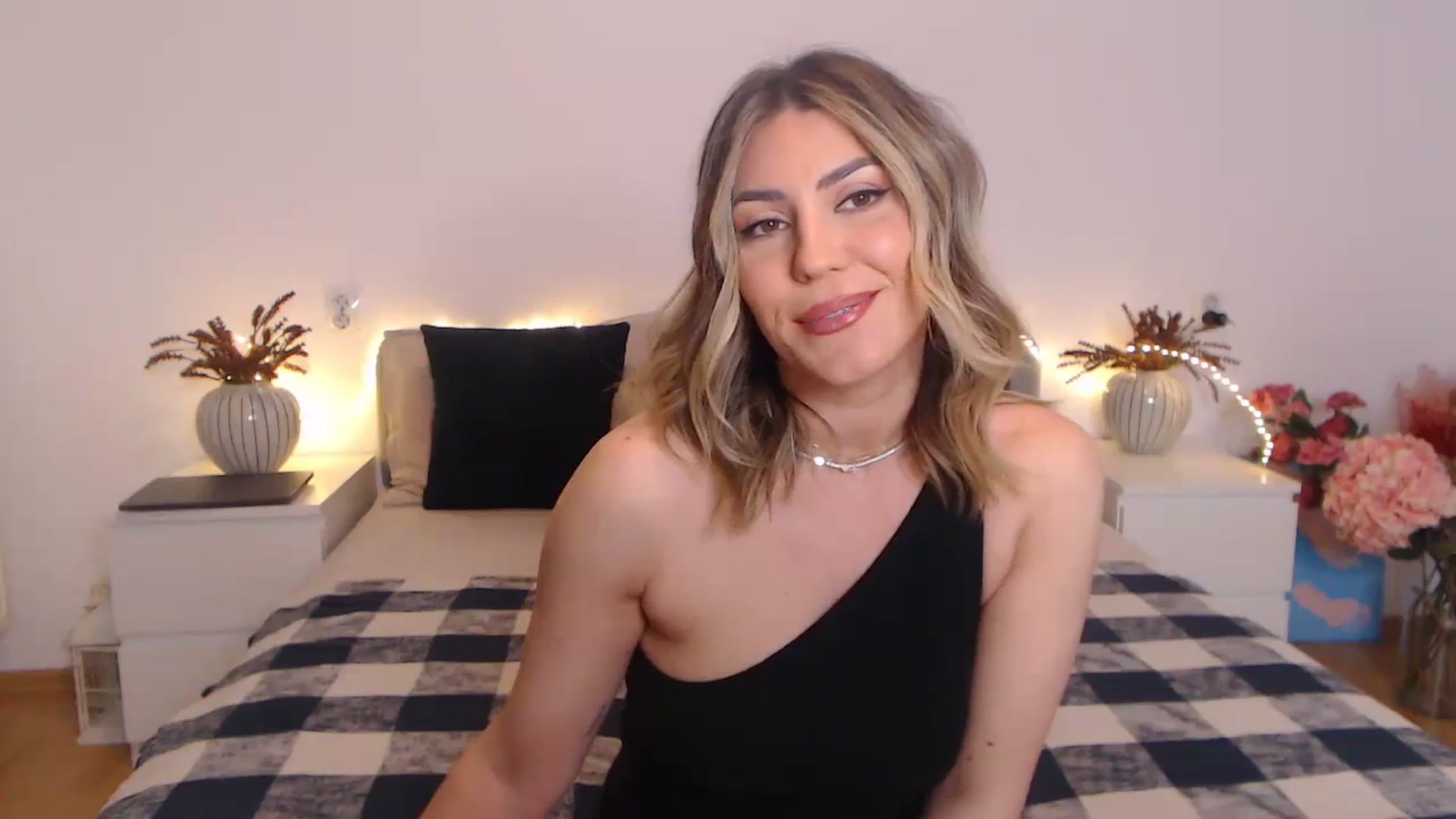 Gallery image thumbnail from BlueStocking's myfreecams stream on, 03/29/2024, 17:06 image 2 of 20