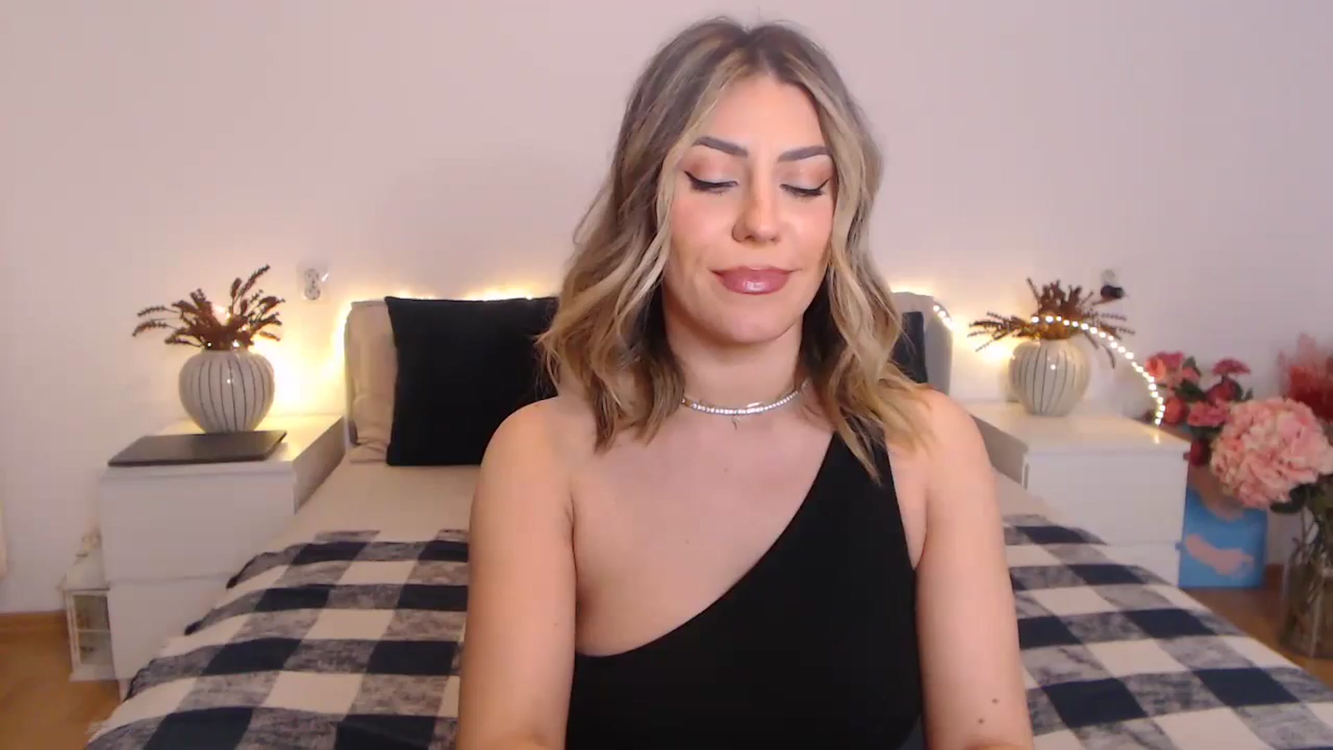 Gallery image thumbnail from BlueStocking's myfreecams stream on, 03/29/2024, 17:06 image 19 of 20