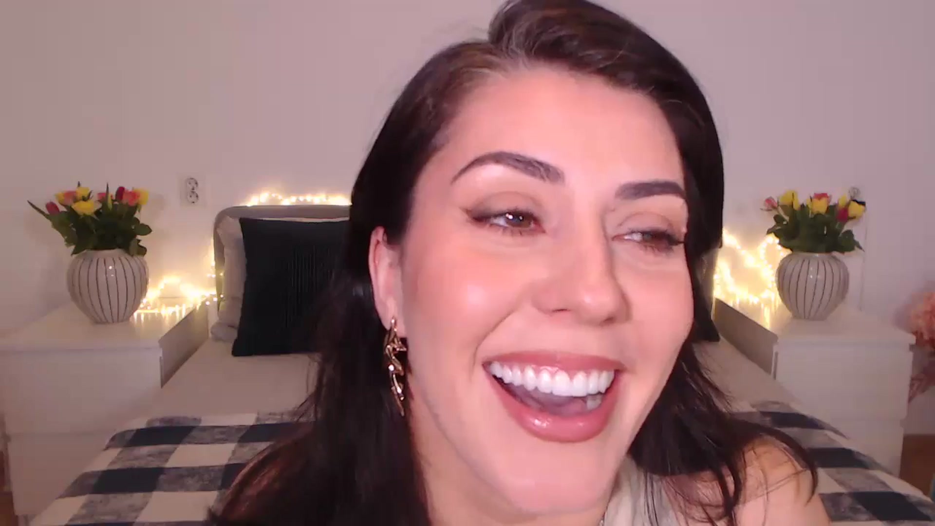 Gallery image thumbnail from BlueStocking's myfreecams stream on, 11/09/2024, 18:40 image 6 of 20