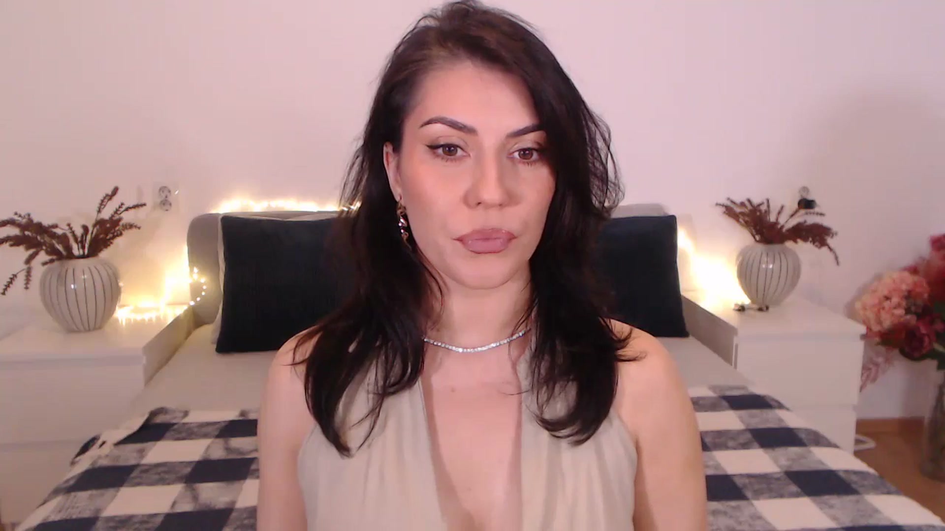 Gallery image thumbnail from BlueStocking's myfreecams stream on, 11/15/2024, 17:33 image 16 of 20