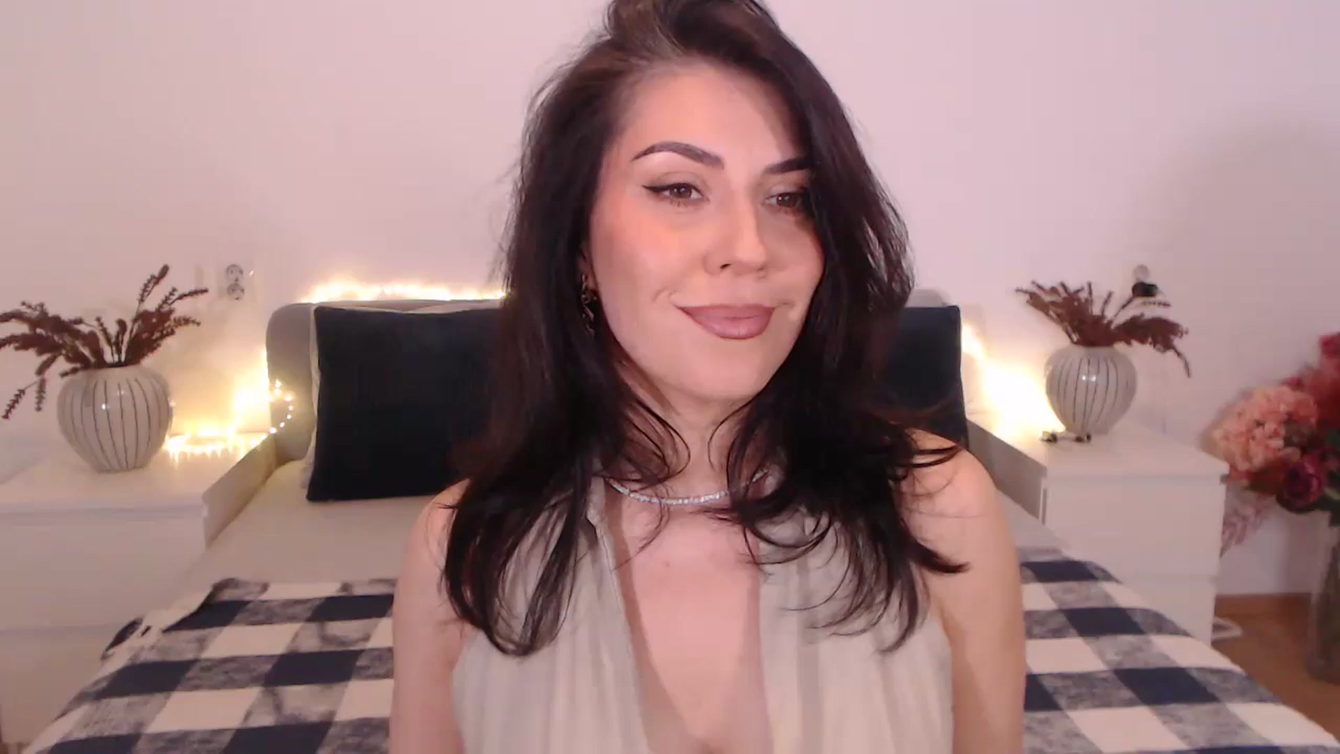 Gallery image thumbnail from BlueStocking's myfreecams stream on, 11/15/2024, 17:33 image 7 of 20