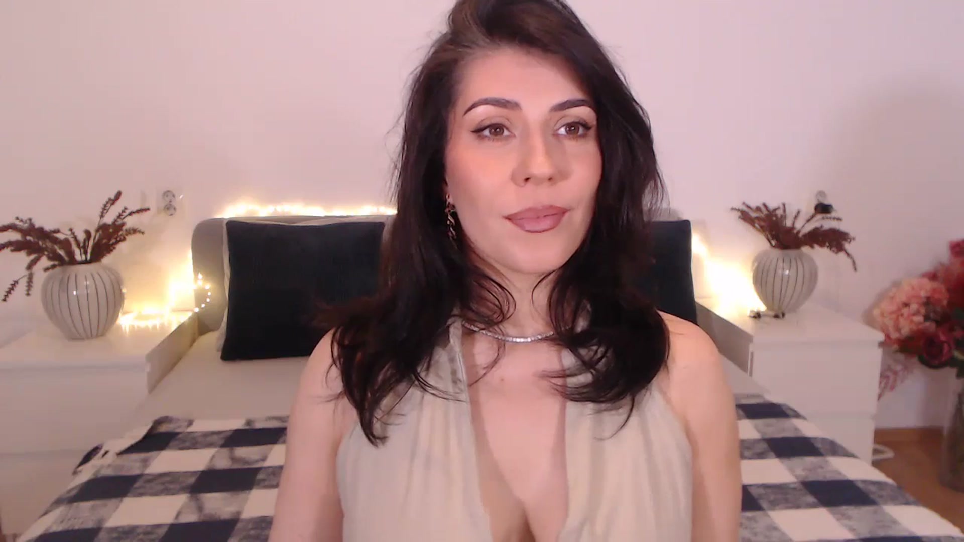 Gallery image thumbnail from BlueStocking's myfreecams stream on, 11/15/2024, 17:33 image 6 of 20