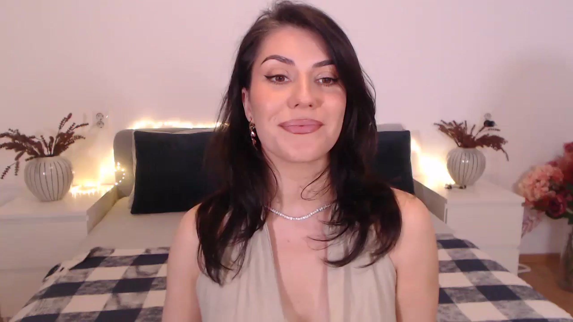 Gallery image thumbnail from BlueStocking's myfreecams stream on, 11/15/2024, 17:33 image 18 of 20