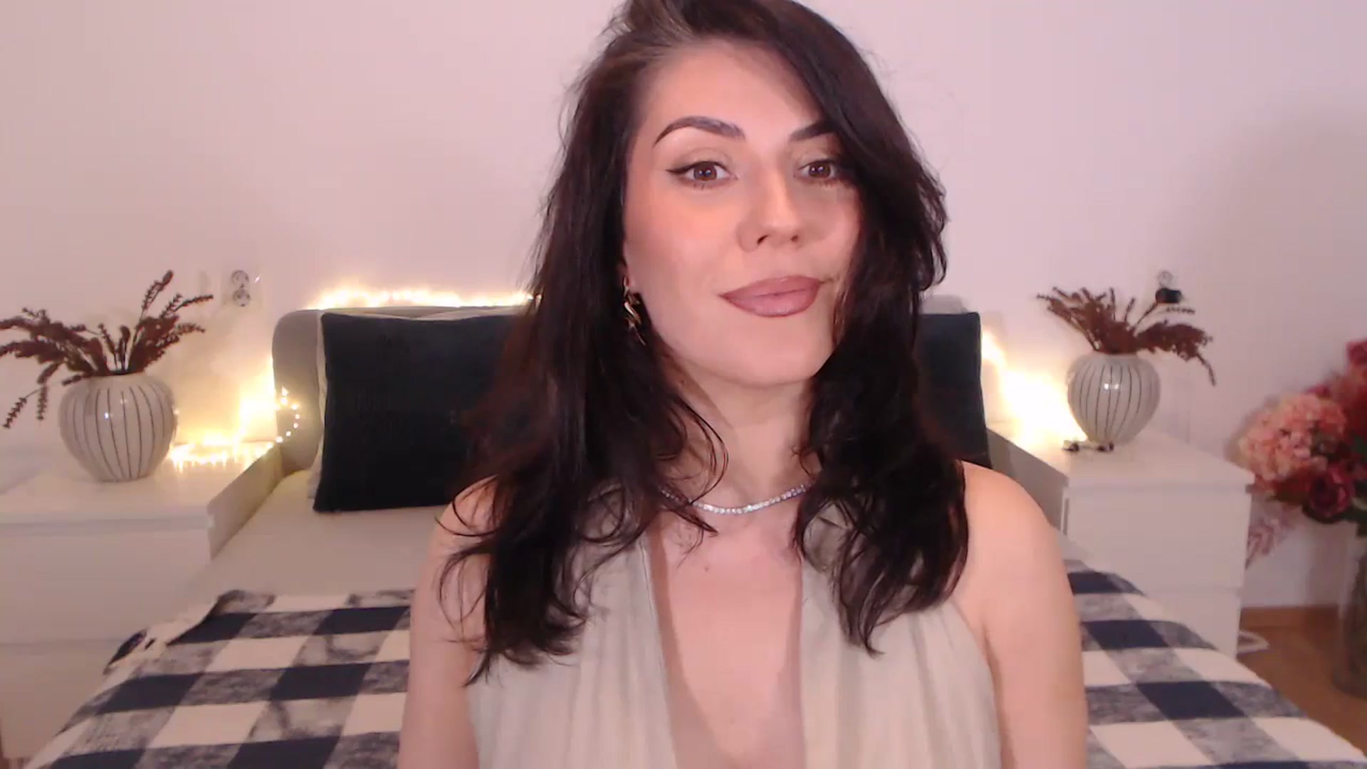 Gallery image thumbnail from BlueStocking's myfreecams stream on, 11/15/2024, 17:33 image 3 of 20