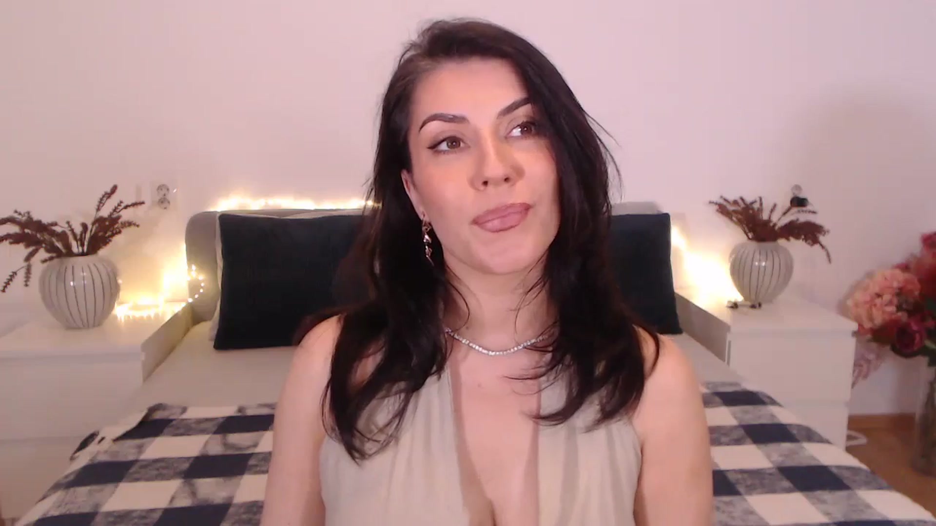 Gallery image thumbnail from BlueStocking's myfreecams stream on, 11/15/2024, 17:33 image 17 of 20