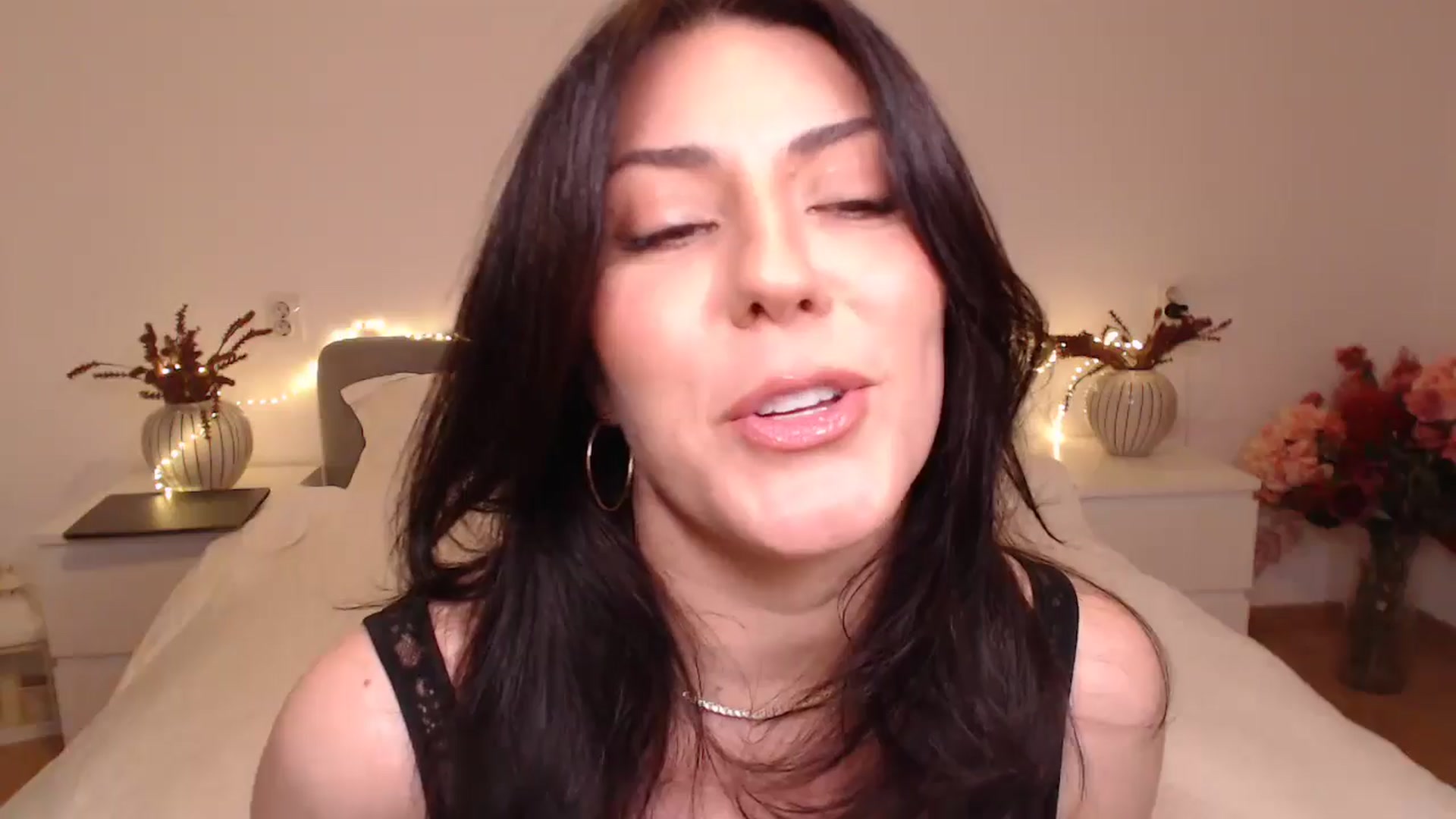 Gallery image thumbnail from BlueStocking's myfreecams stream on, 11/24/2024, 16:30 image 7 of 20