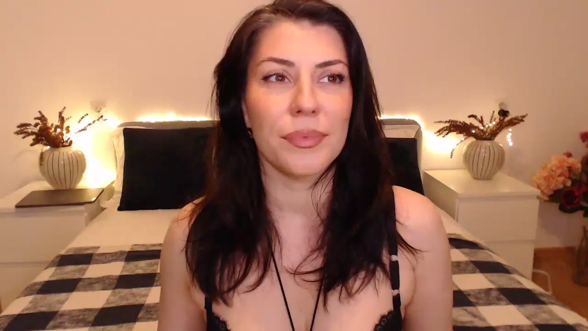 Gallery image thumbnail from BlueStocking's myfreecams stream on, 11/28/2024, 15:58 image 12 of 20