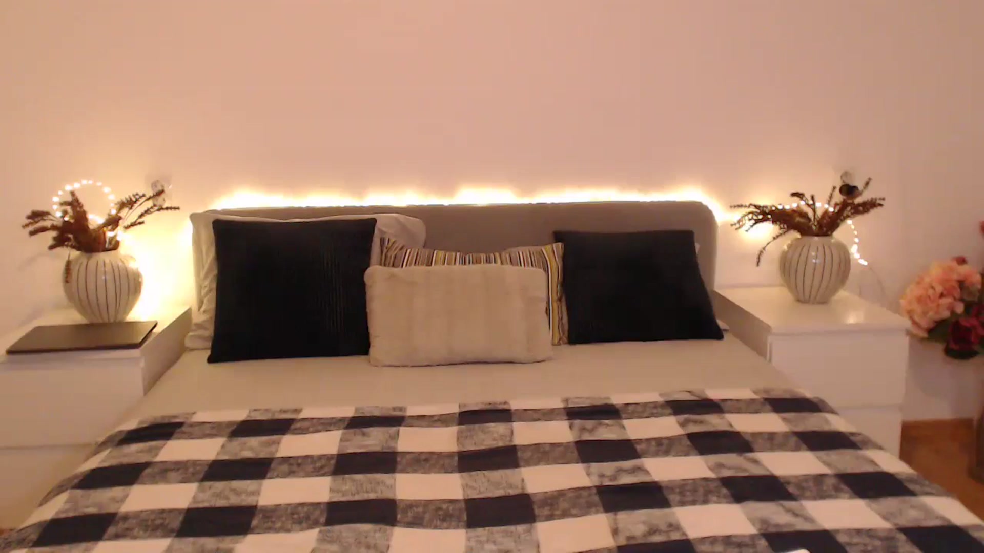 Gallery image thumbnail from BlueStocking's myfreecams stream on, 11/30/2024, 19:10 image 15 of 20