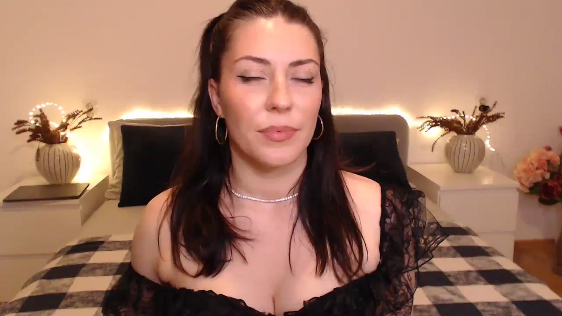 Gallery image thumbnail from BlueStocking's myfreecams stream on, 11/30/2024, 19:10 image 19 of 20