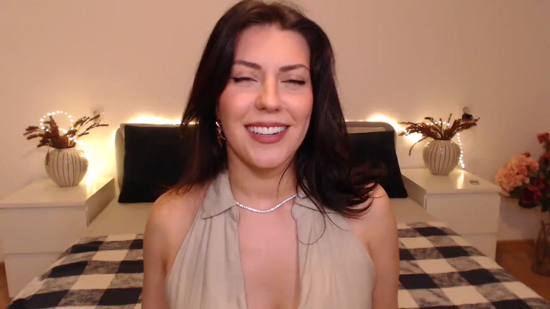 Gallery image thumbnail from BlueStocking's myfreecams stream on, 12/01/2024, 16:53 image 12 of 20