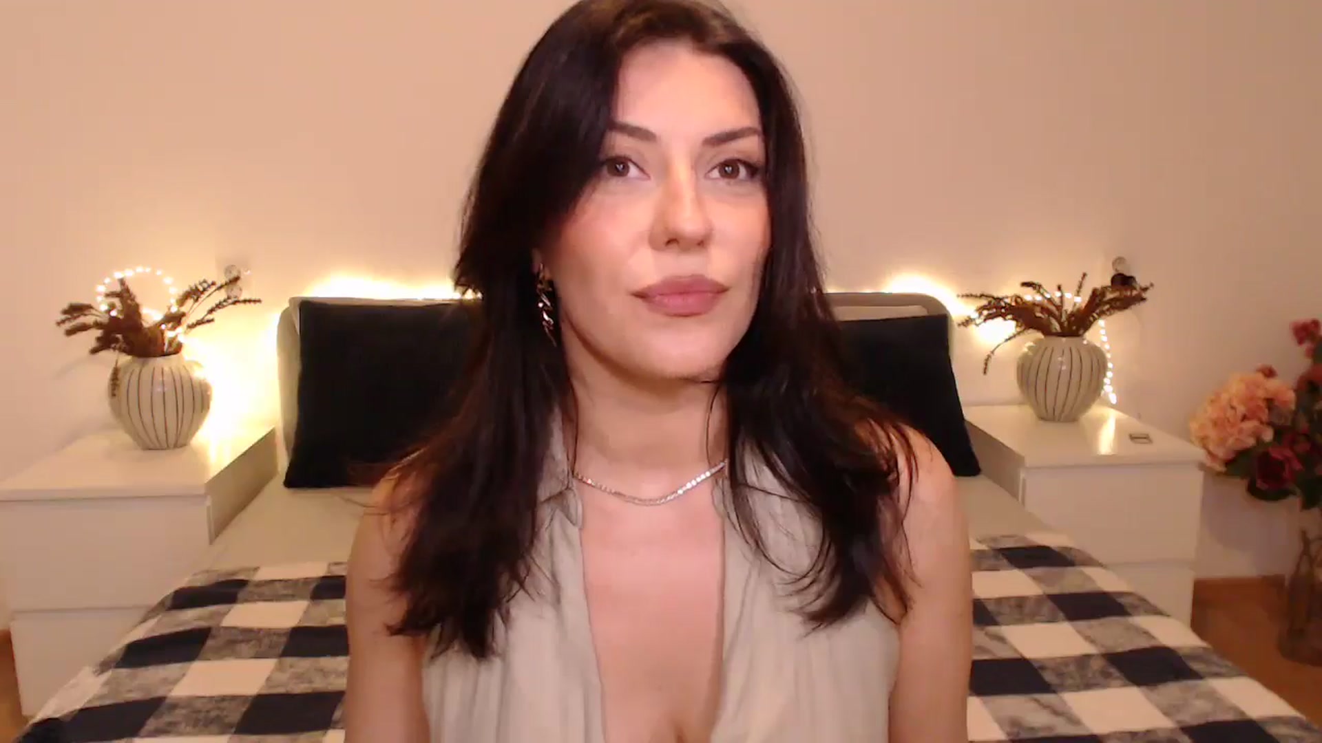 Gallery image thumbnail from BlueStocking's myfreecams stream on, 12/01/2024, 16:53 image 4 of 20