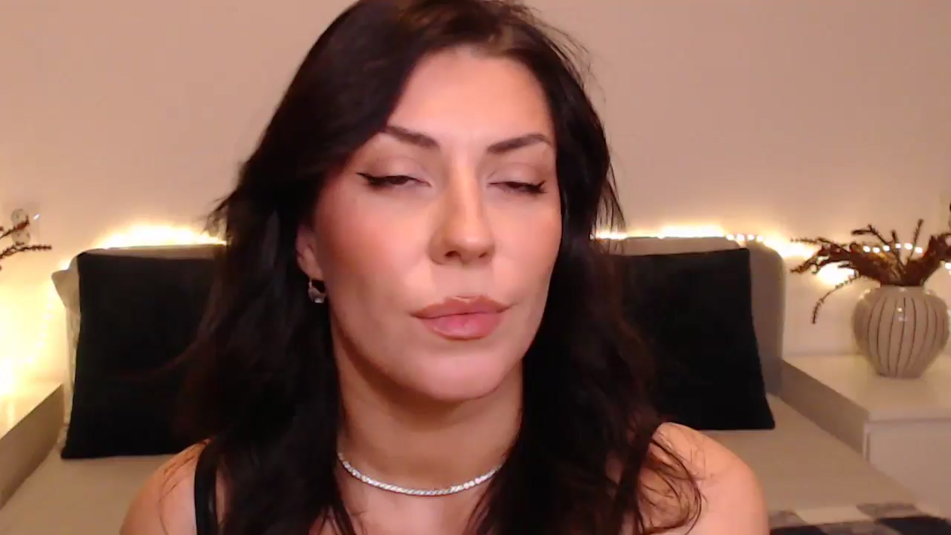 Gallery image thumbnail from BlueStocking's myfreecams stream on, 12/02/2024, 16:47 image 8 of 20