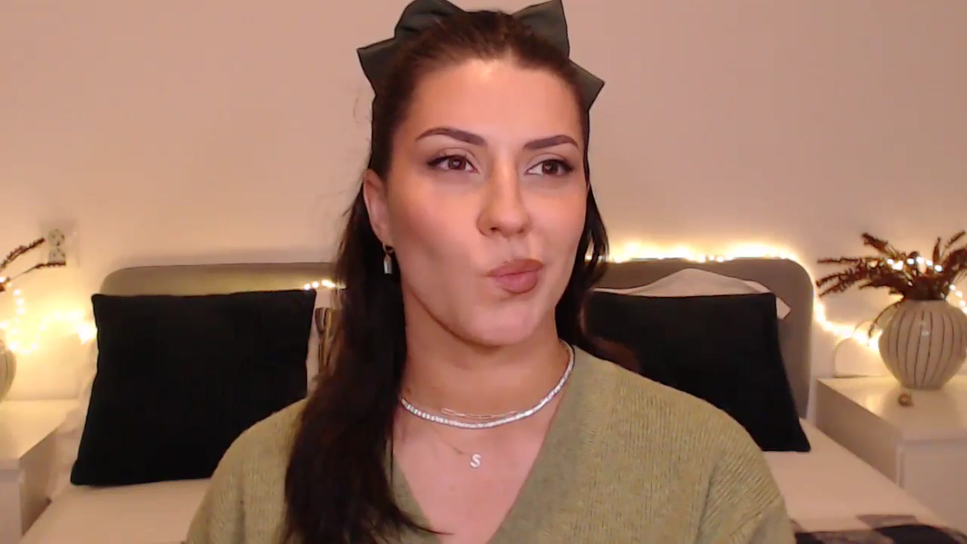 Gallery image thumbnail from BlueStocking's myfreecams stream on, 12/08/2024, 19:42 image 19 of 20