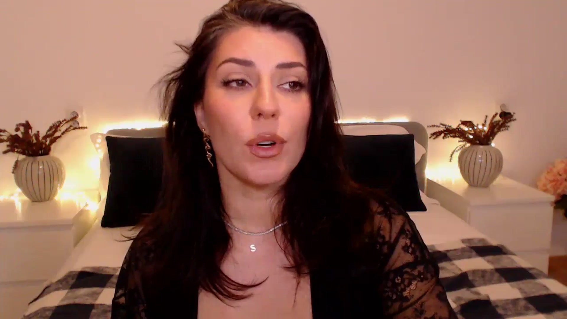 Gallery image thumbnail from BlueStocking's myfreecams stream on, 12/10/2024, 16:30 image 13 of 20