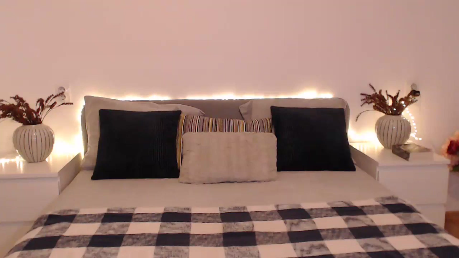 Gallery image thumbnail from BlueStocking's myfreecams stream on, 12/16/2024, 14:25 image 18 of 20