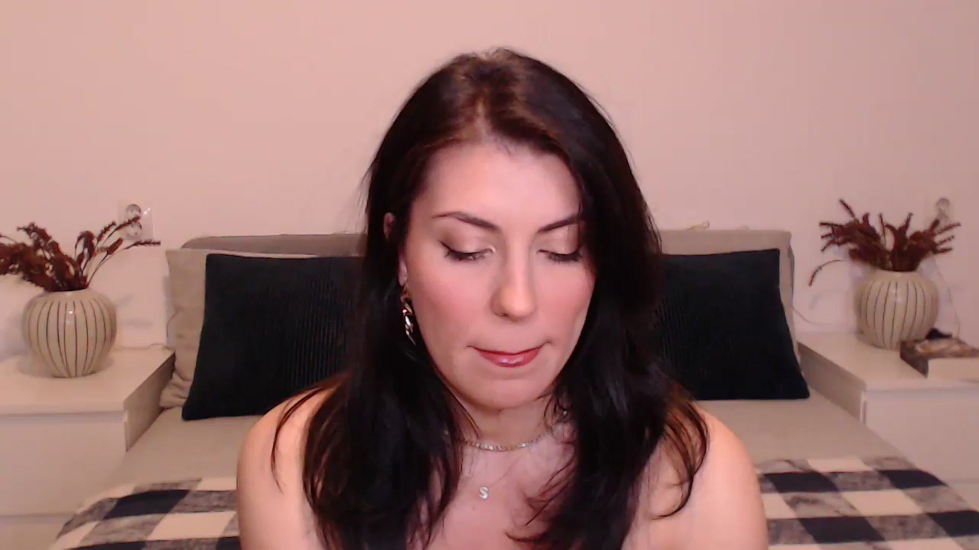 Gallery image thumbnail from BlueStocking's myfreecams stream on, 12/17/2024, 16:42 image 15 of 20