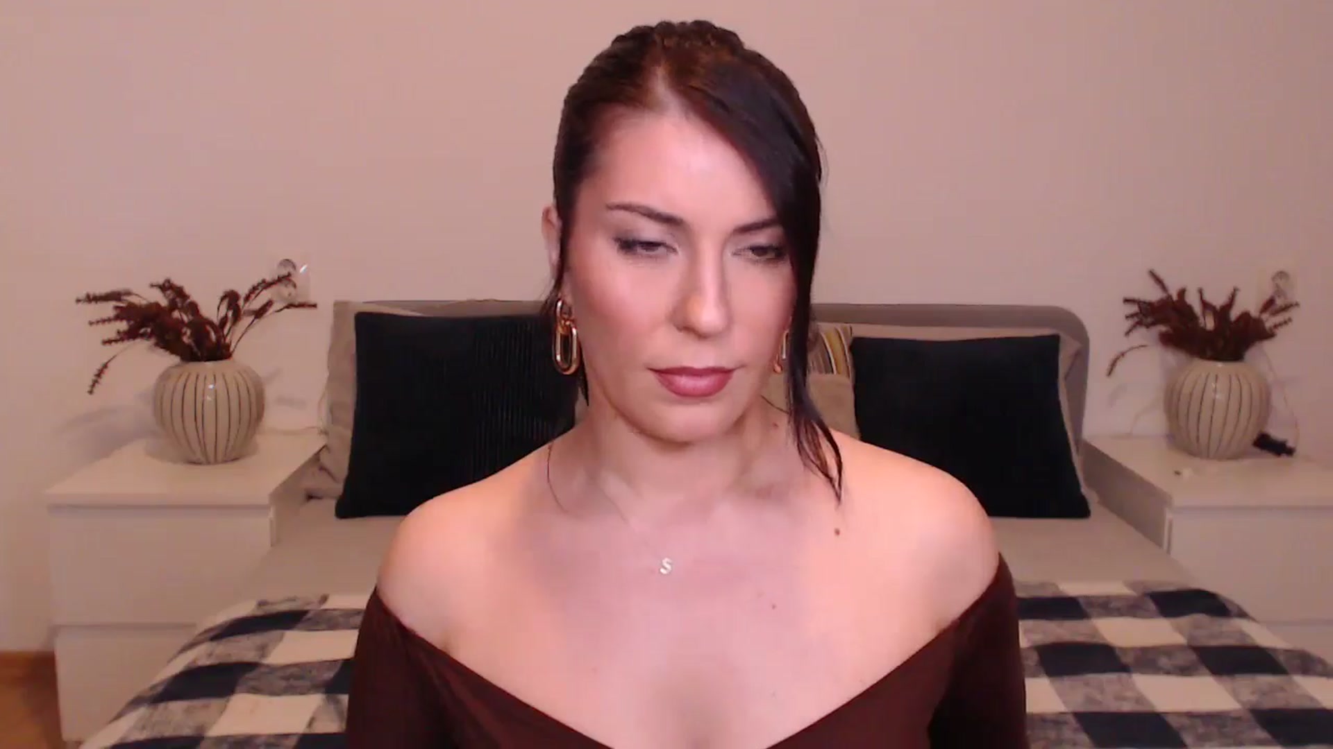 Gallery image thumbnail from BlueStocking's myfreecams stream on, 12/18/2024, 14:52 image 6 of 20