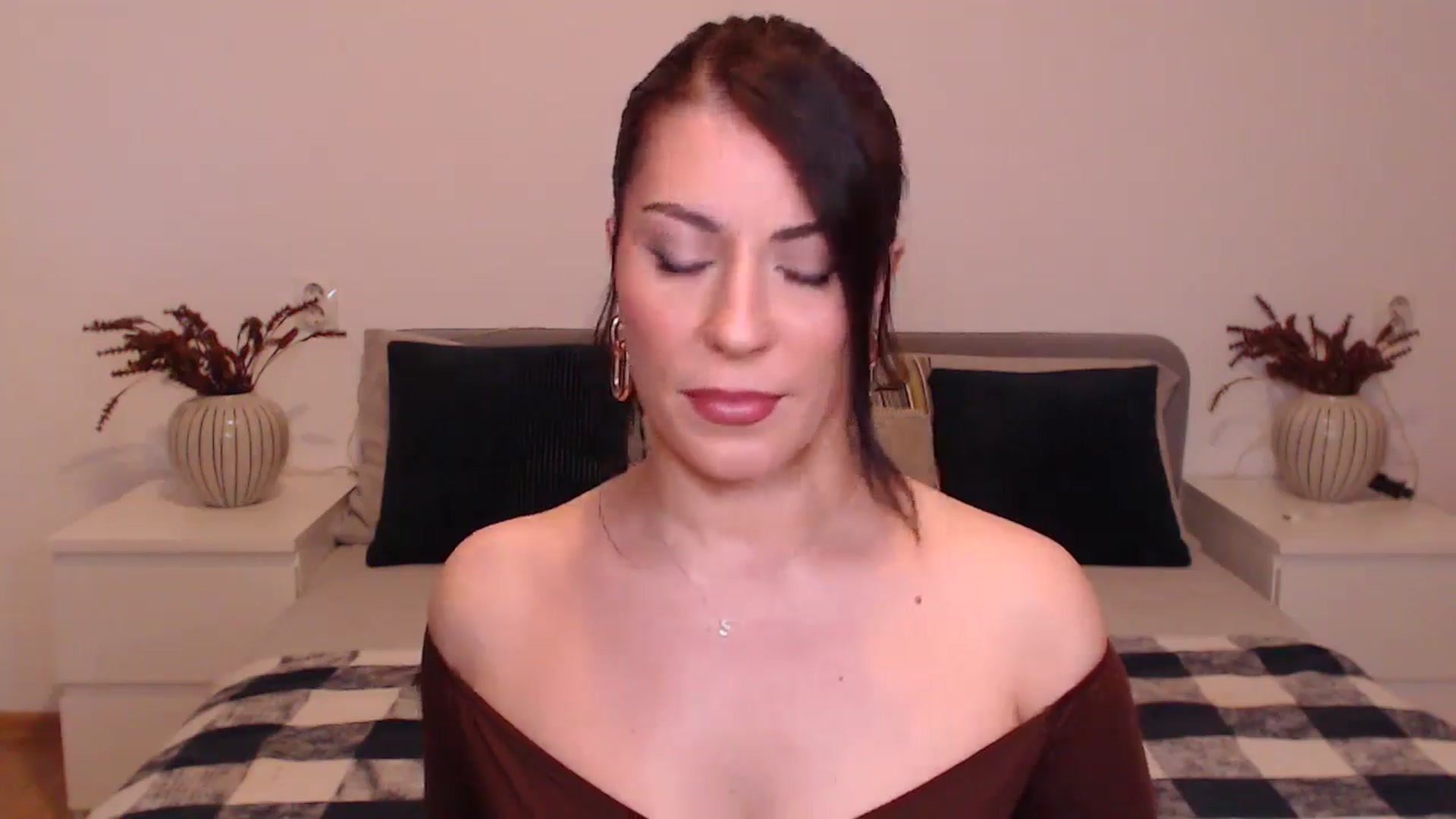 Gallery image thumbnail from BlueStocking's myfreecams stream on, 12/18/2024, 14:52 image 5 of 20