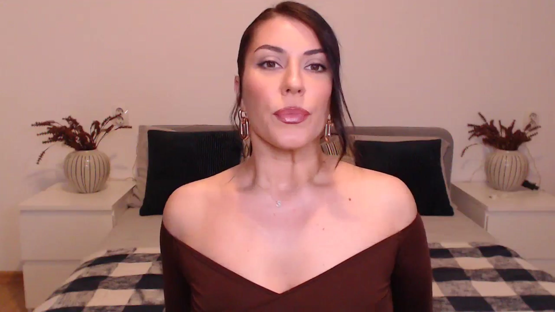 Gallery image thumbnail from BlueStocking's myfreecams stream on, 12/18/2024, 14:52 image 13 of 20