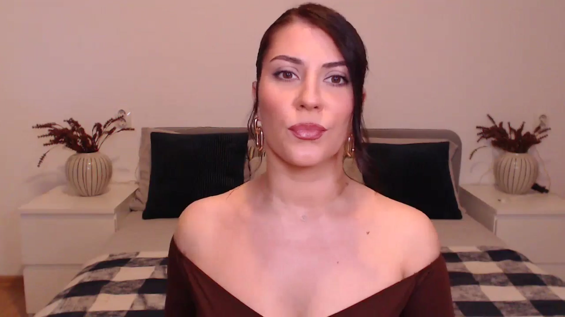 Gallery image thumbnail from BlueStocking's myfreecams stream on, 12/18/2024, 14:52 image 3 of 20