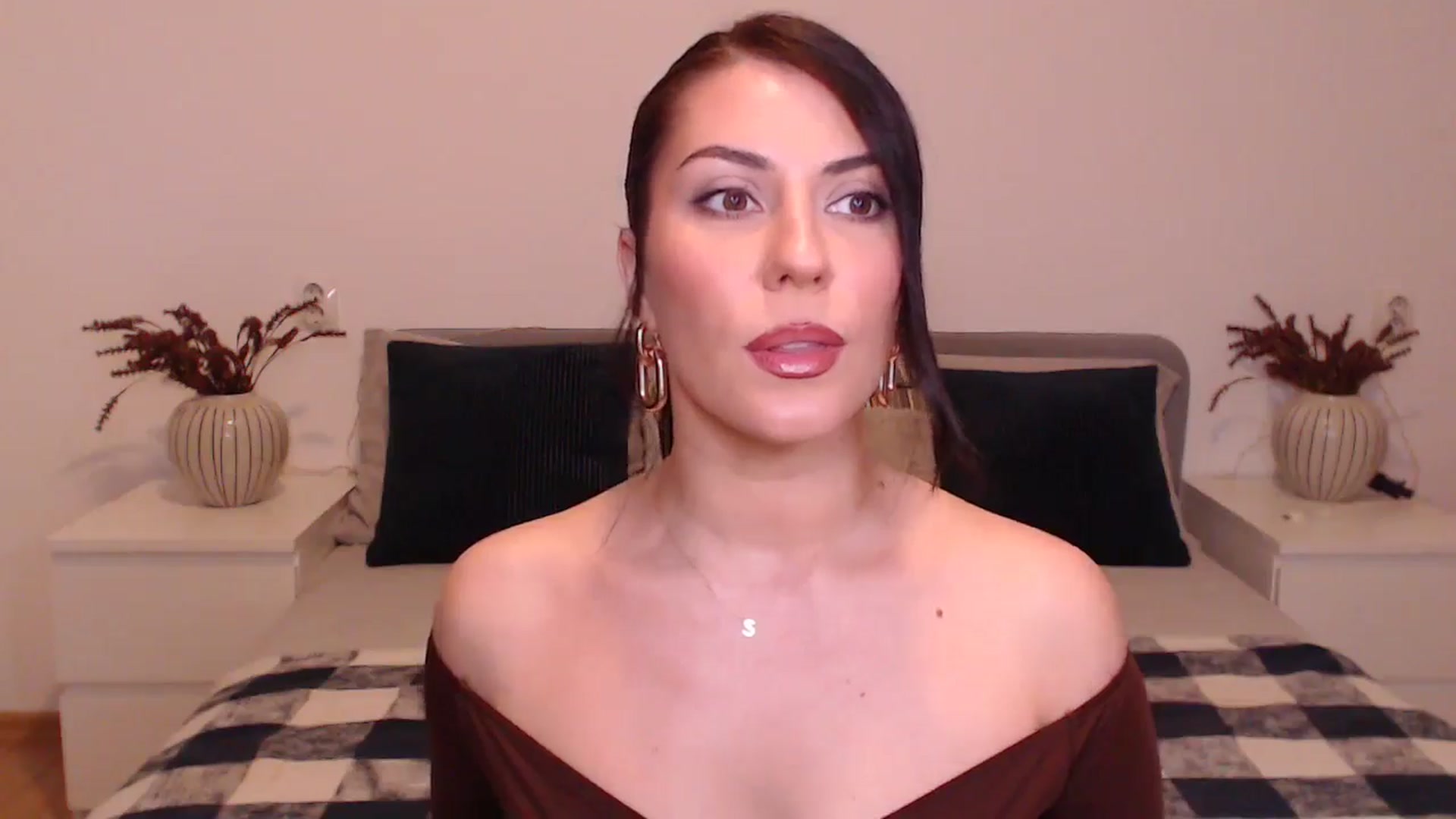 Gallery image thumbnail from BlueStocking's myfreecams stream on, 12/18/2024, 14:52 image 10 of 20